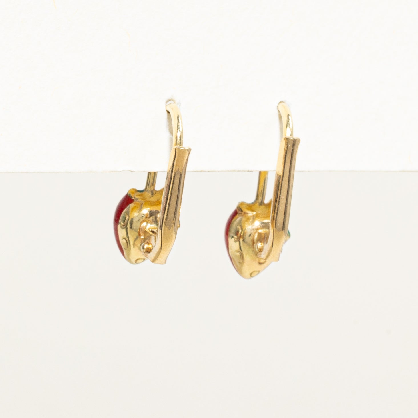 Boucles d'oreilles pendantes fraise en émail 18 carats