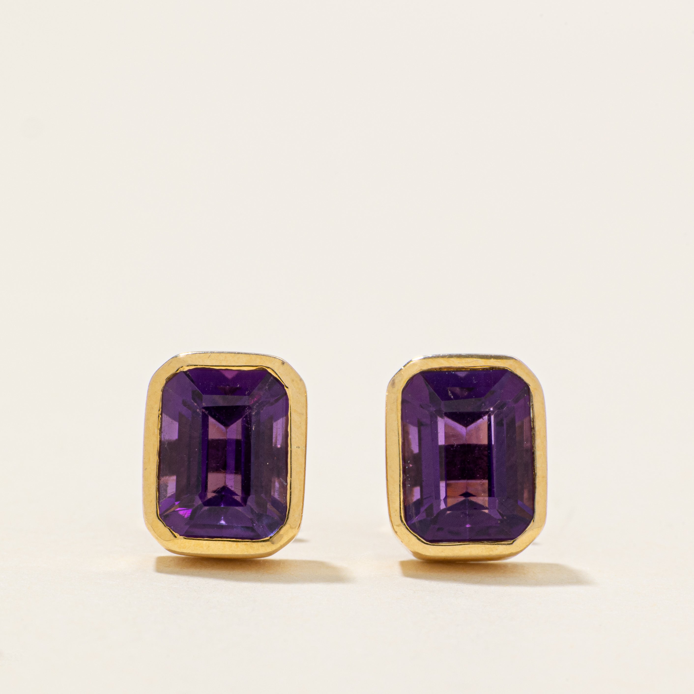 Boucles d'oreilles puces en améthyste sertie clos