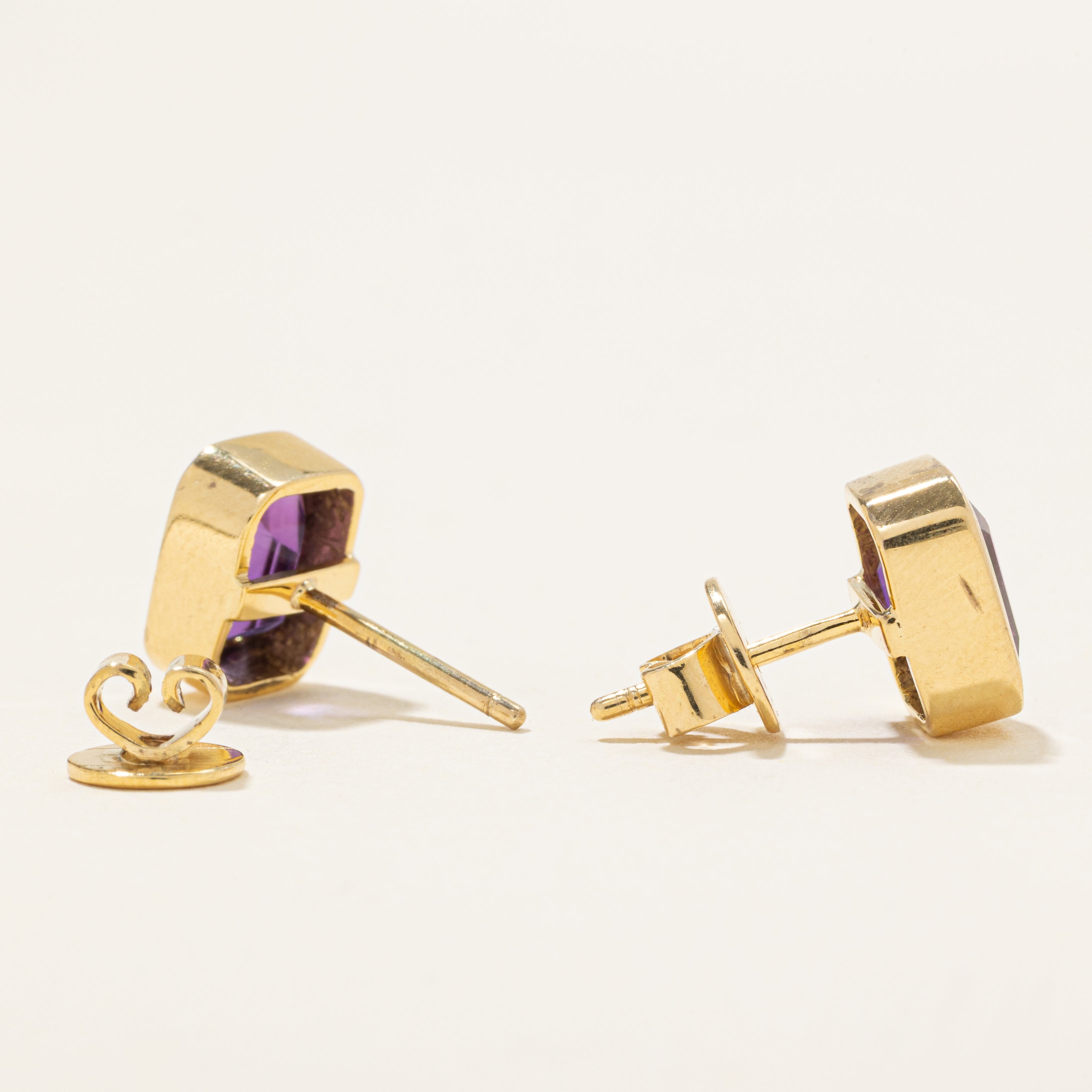 Boucles d'oreilles puces en améthyste sertie clos