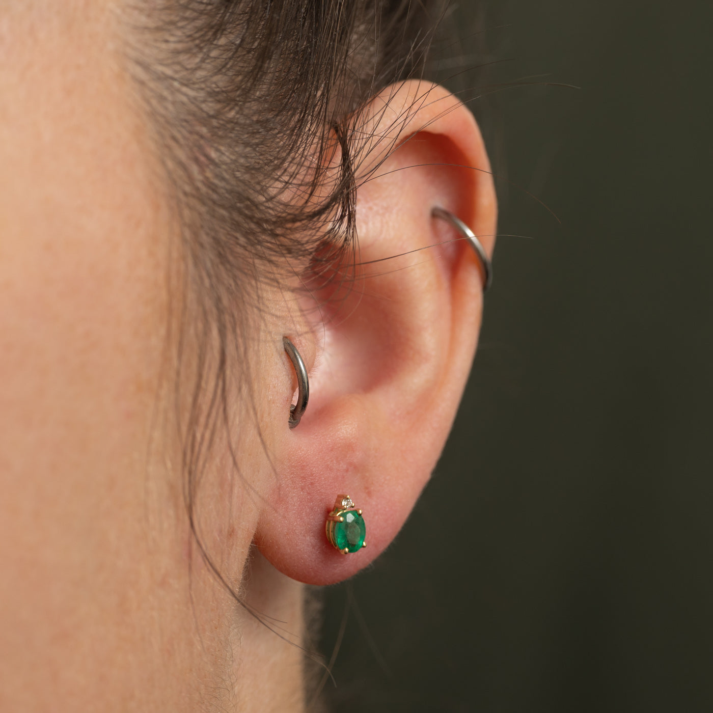 Boucles d'oreilles puces émeraude et diamant