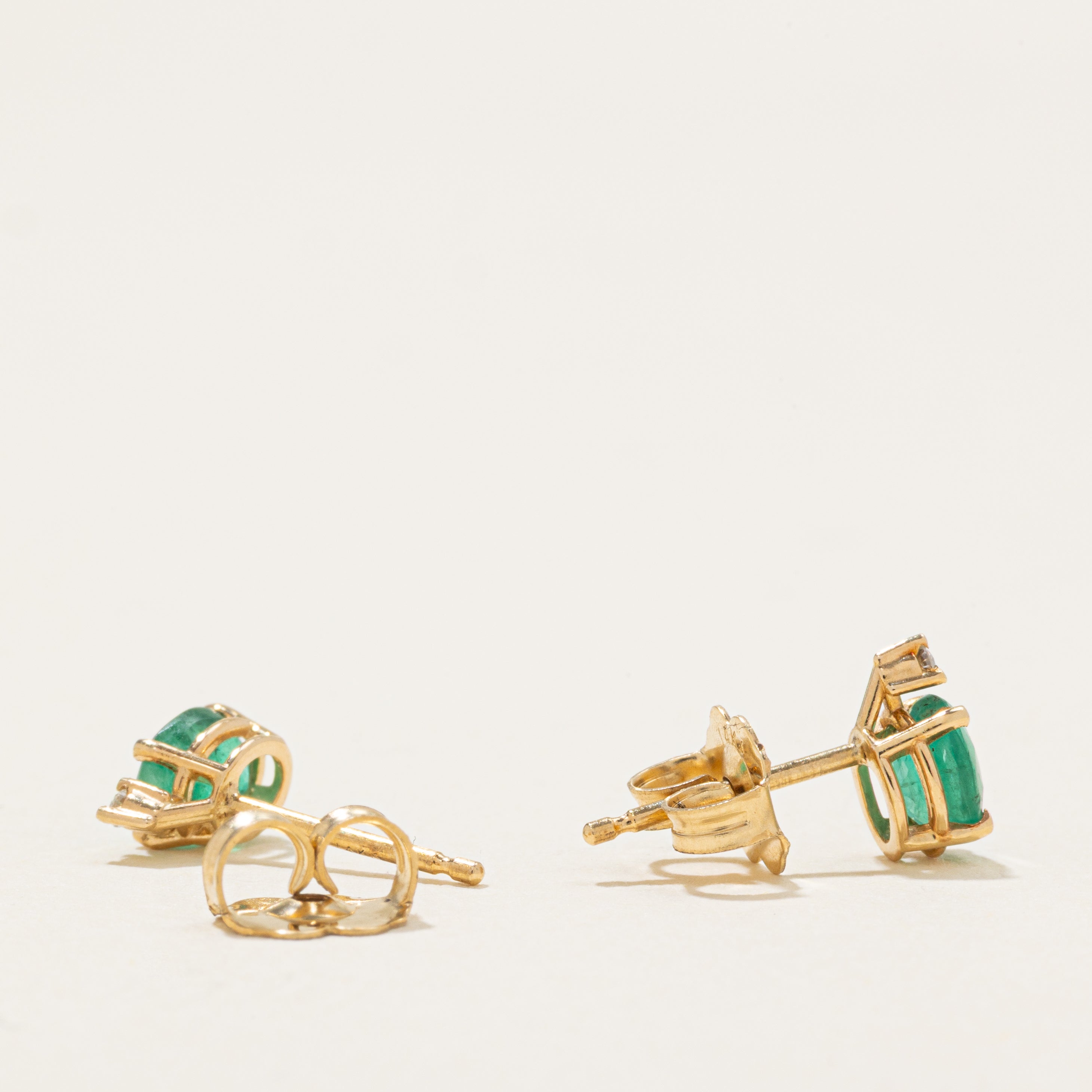 Boucles d'oreilles puces émeraude et diamant
