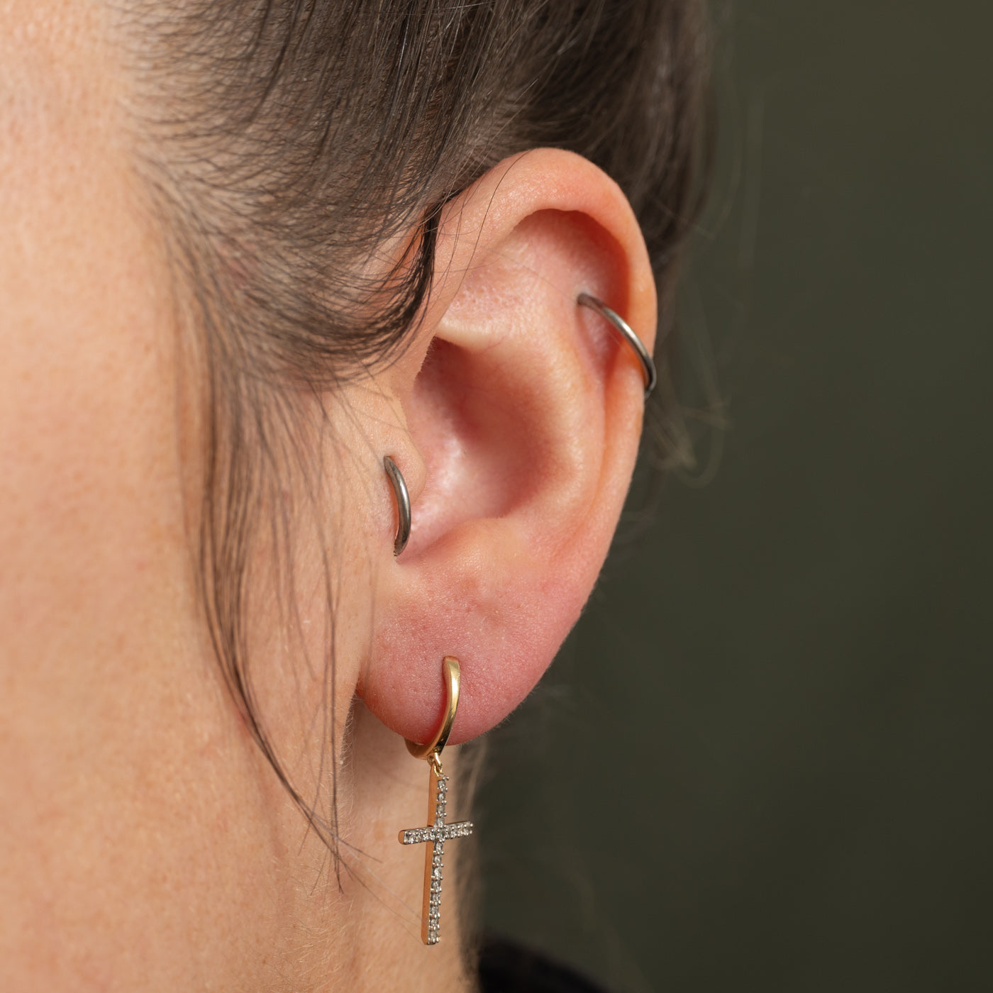 Boucles d'oreilles croix serties de diamants pavés