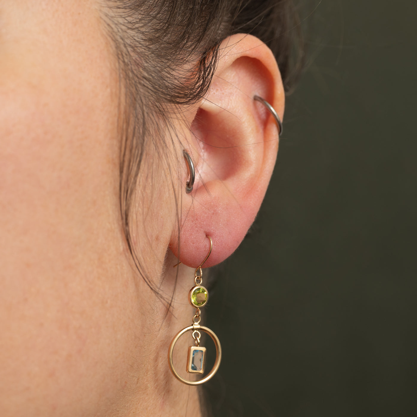 Boucles d'oreilles pendantes en péridot et topaze bleue