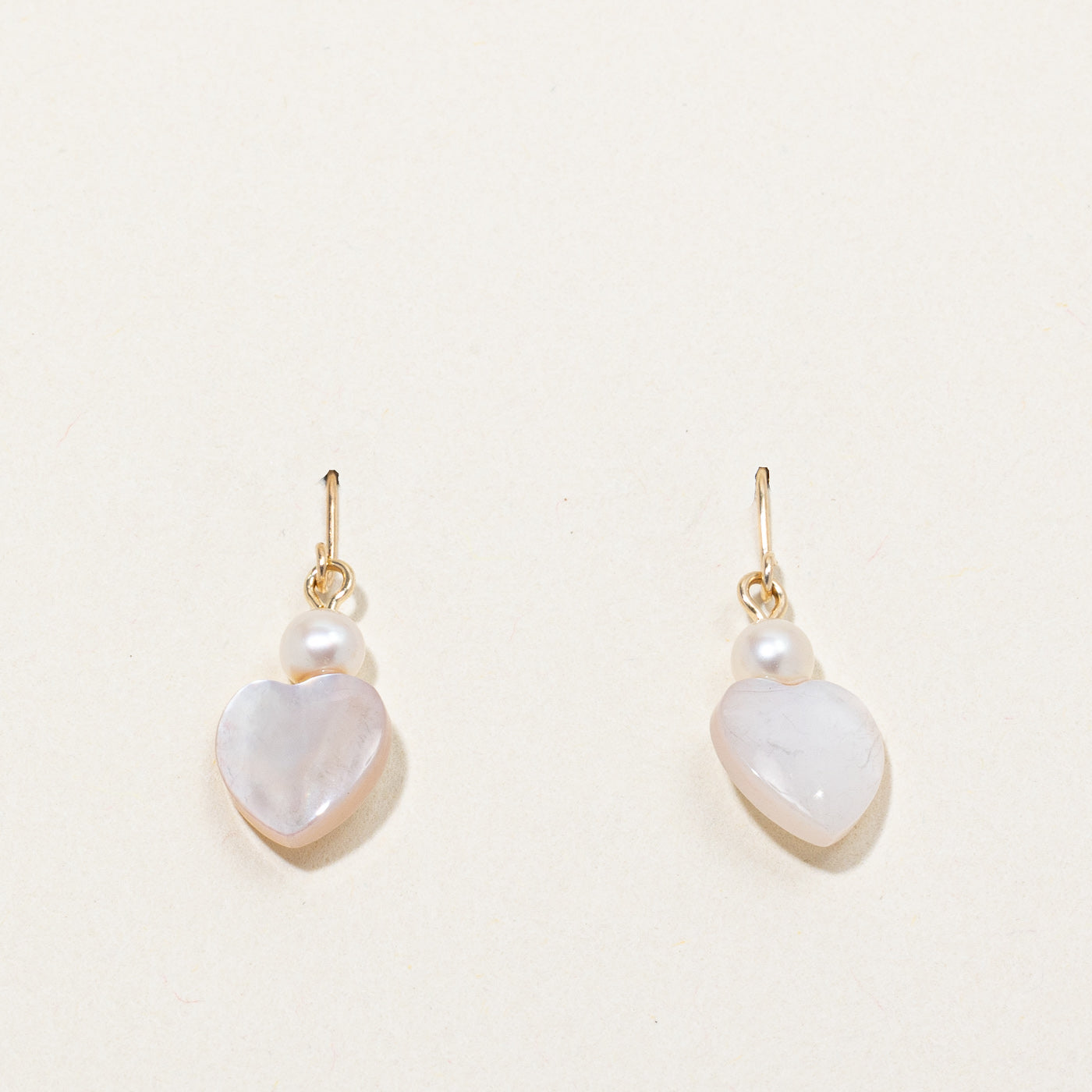 Boucles d'oreilles cœur en nacre et perles 