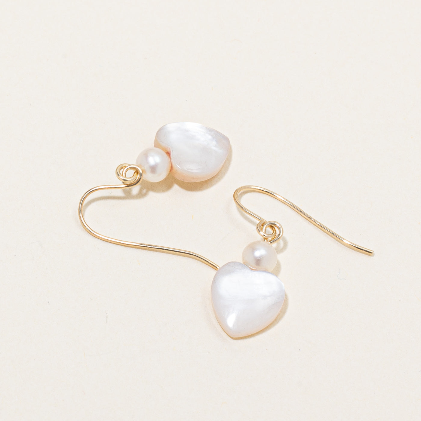 Boucles d'oreilles cœur en nacre et perles 