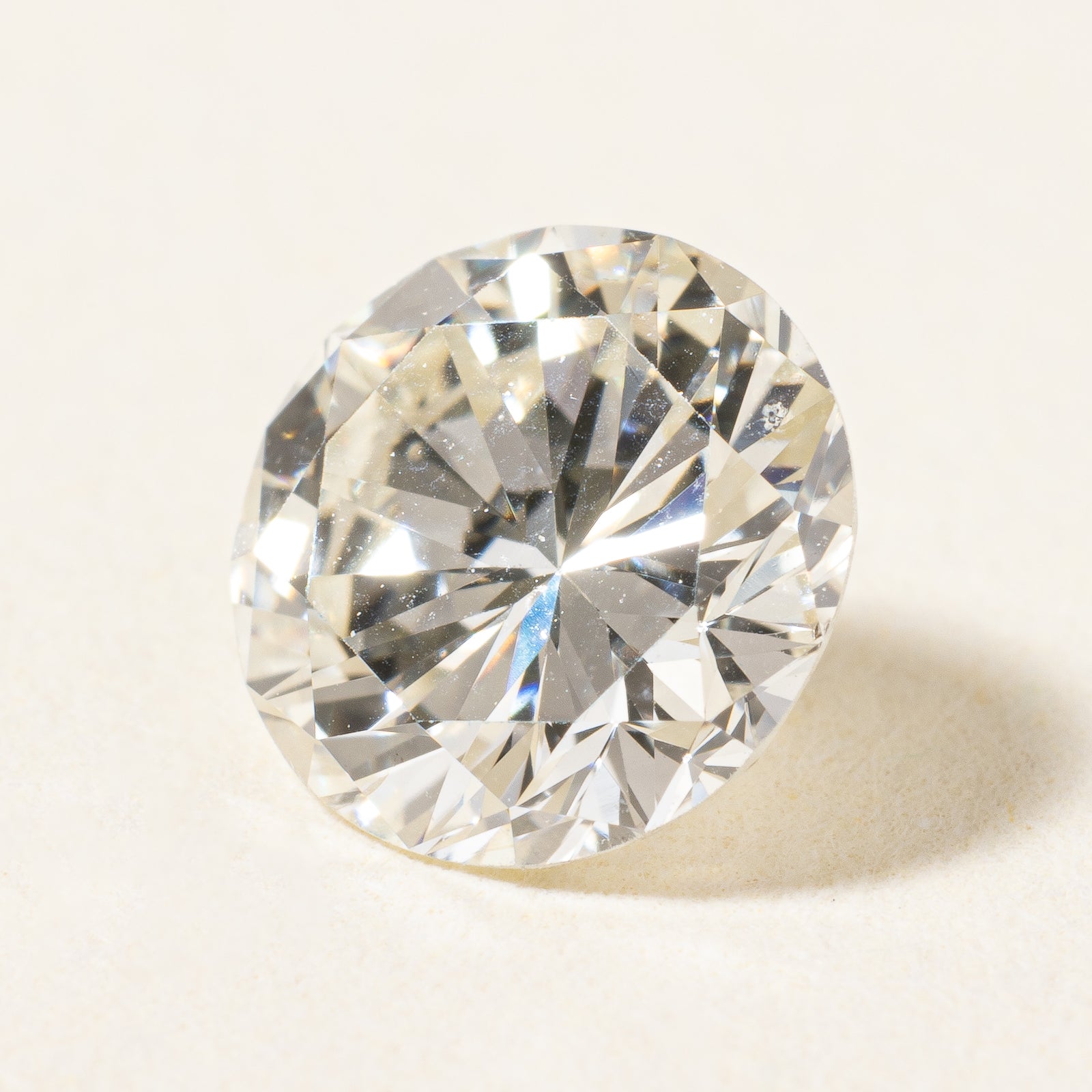 Diamant rond brillant naturel certifié GIA | 0,83 ct SI1 J | 