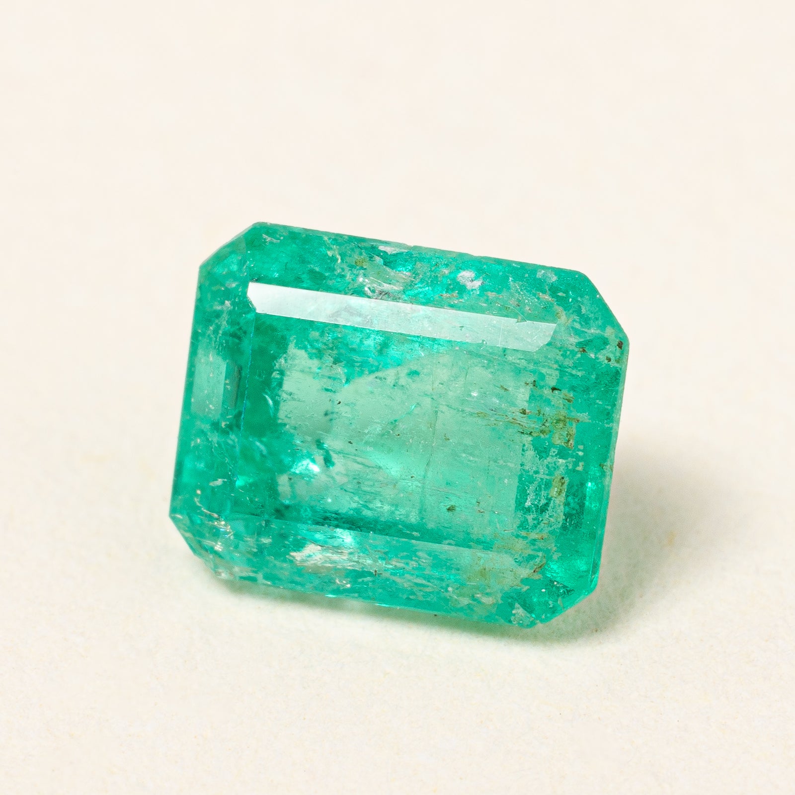 Émeraude taillée en escalier rectangulaire | 1,17 ct | 