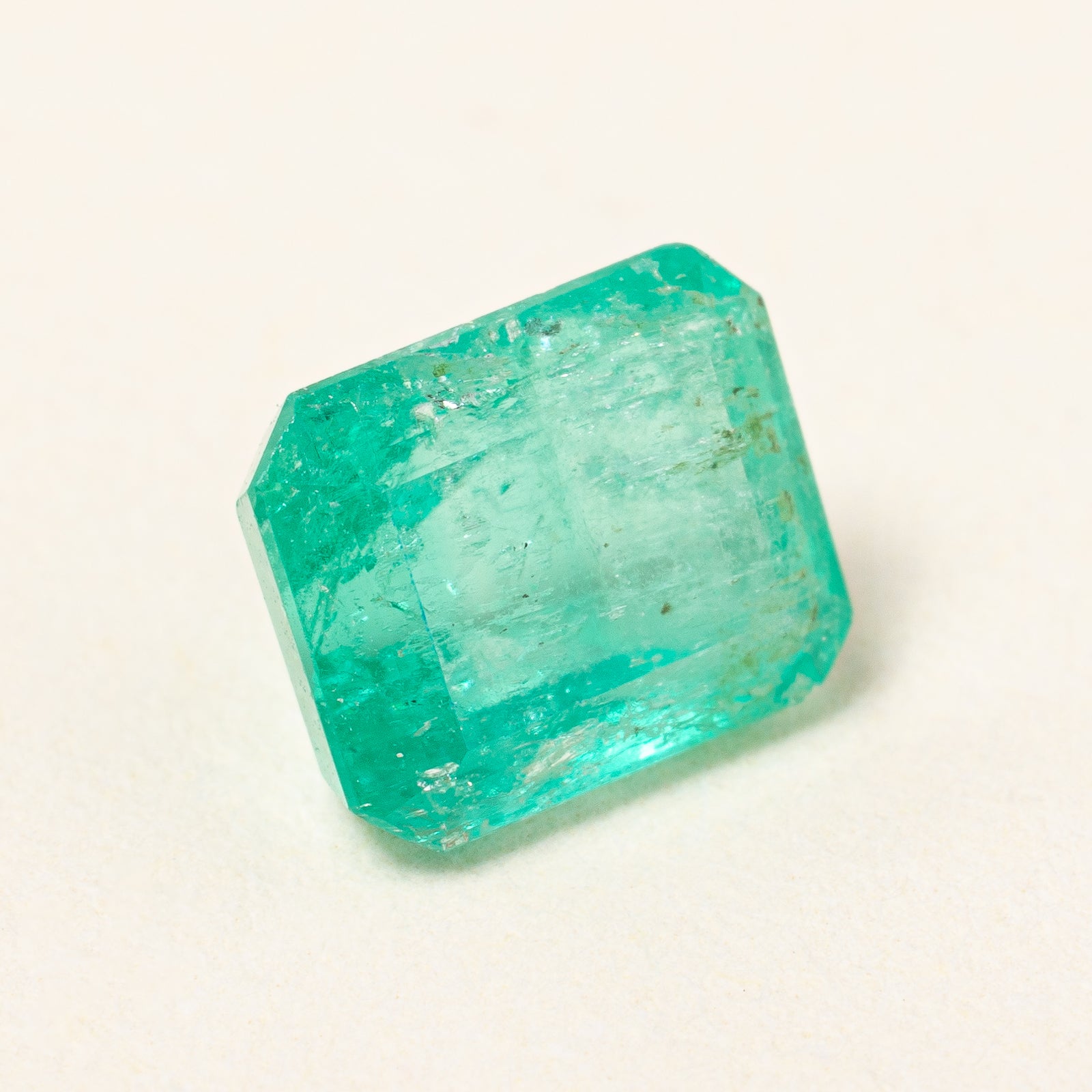 Émeraude taillée en escalier rectangulaire | 1,17 ct | 
