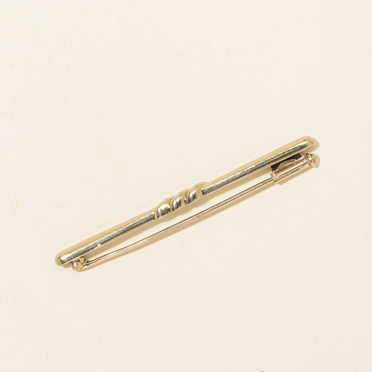 8k Yellow Gold Grooved Bar Brooch