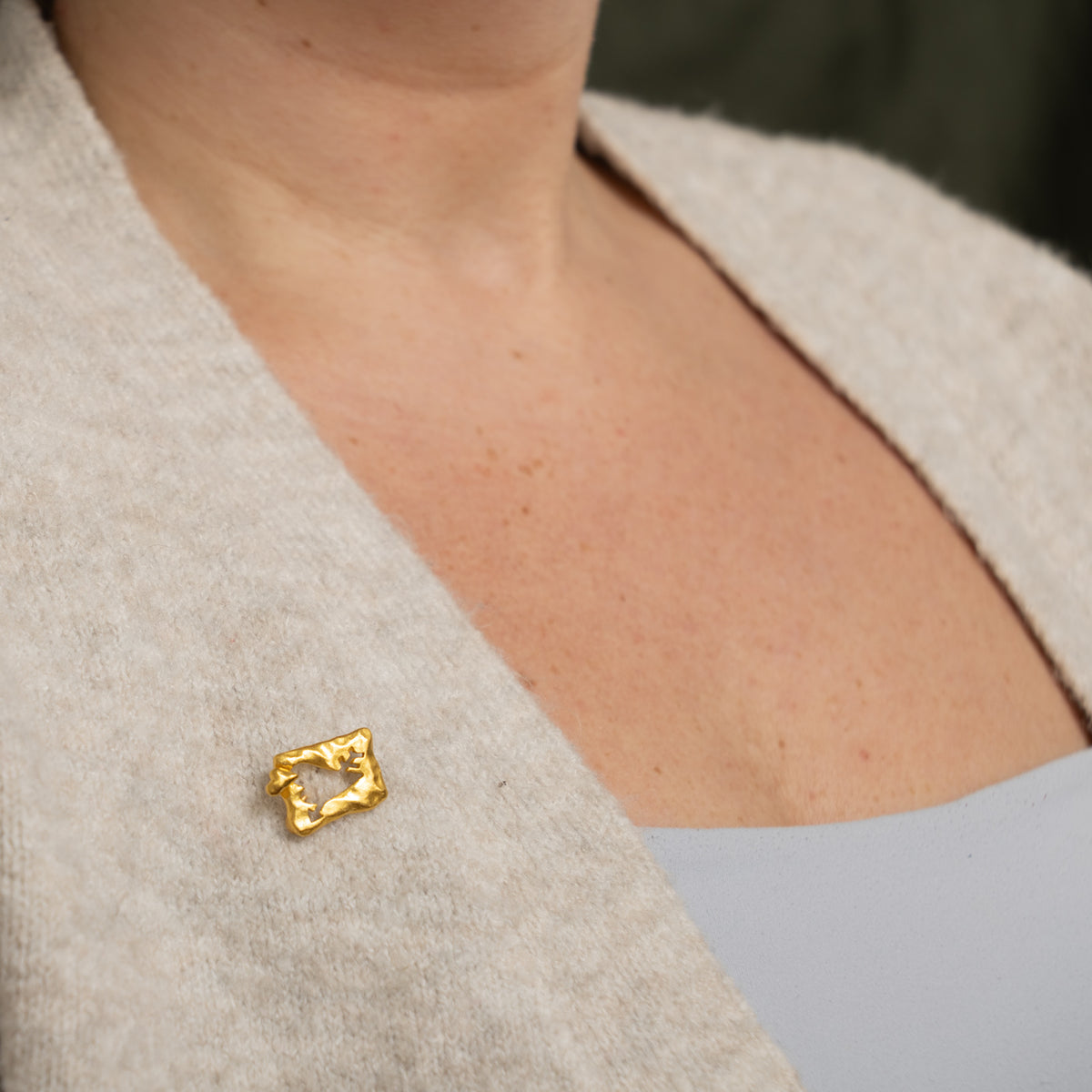 24k Yellow Gold Heart & Arrow Brooch