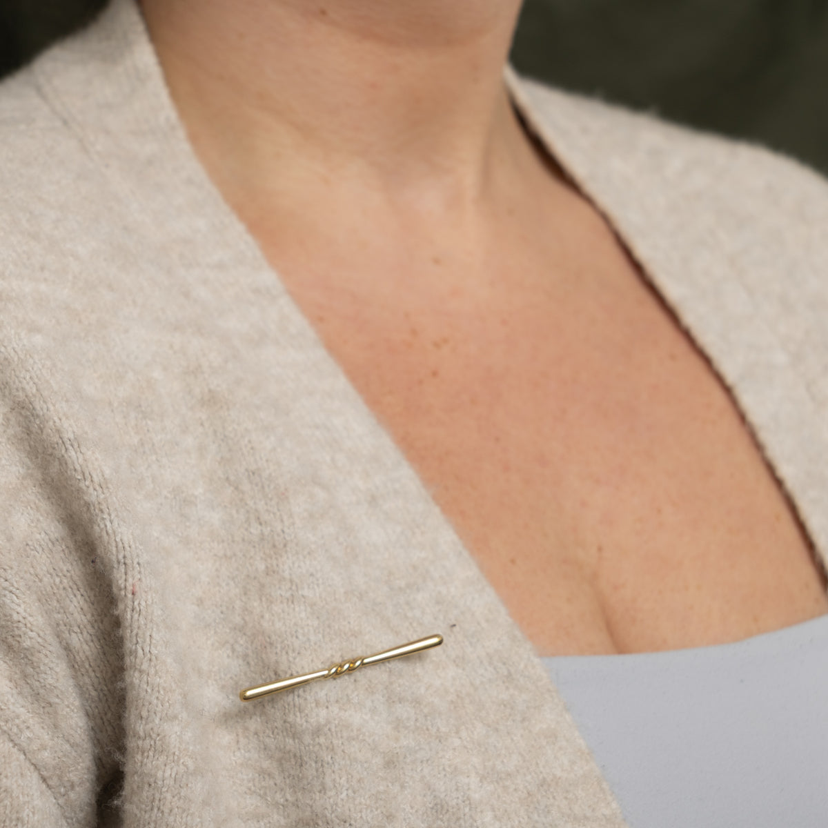 8k Yellow Gold Grooved Bar Brooch
