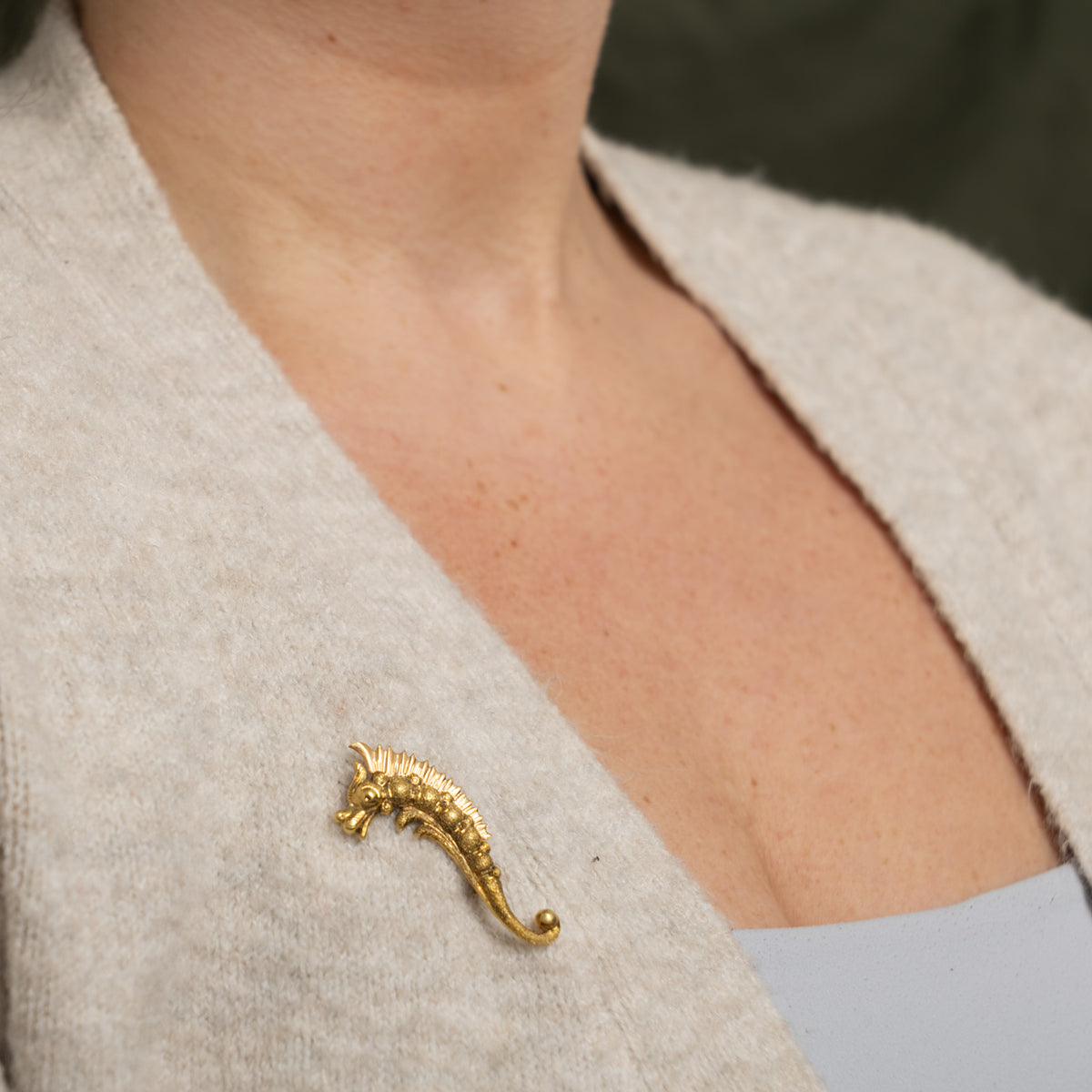 18k Yellow Gold Textured Seahorse Brooch