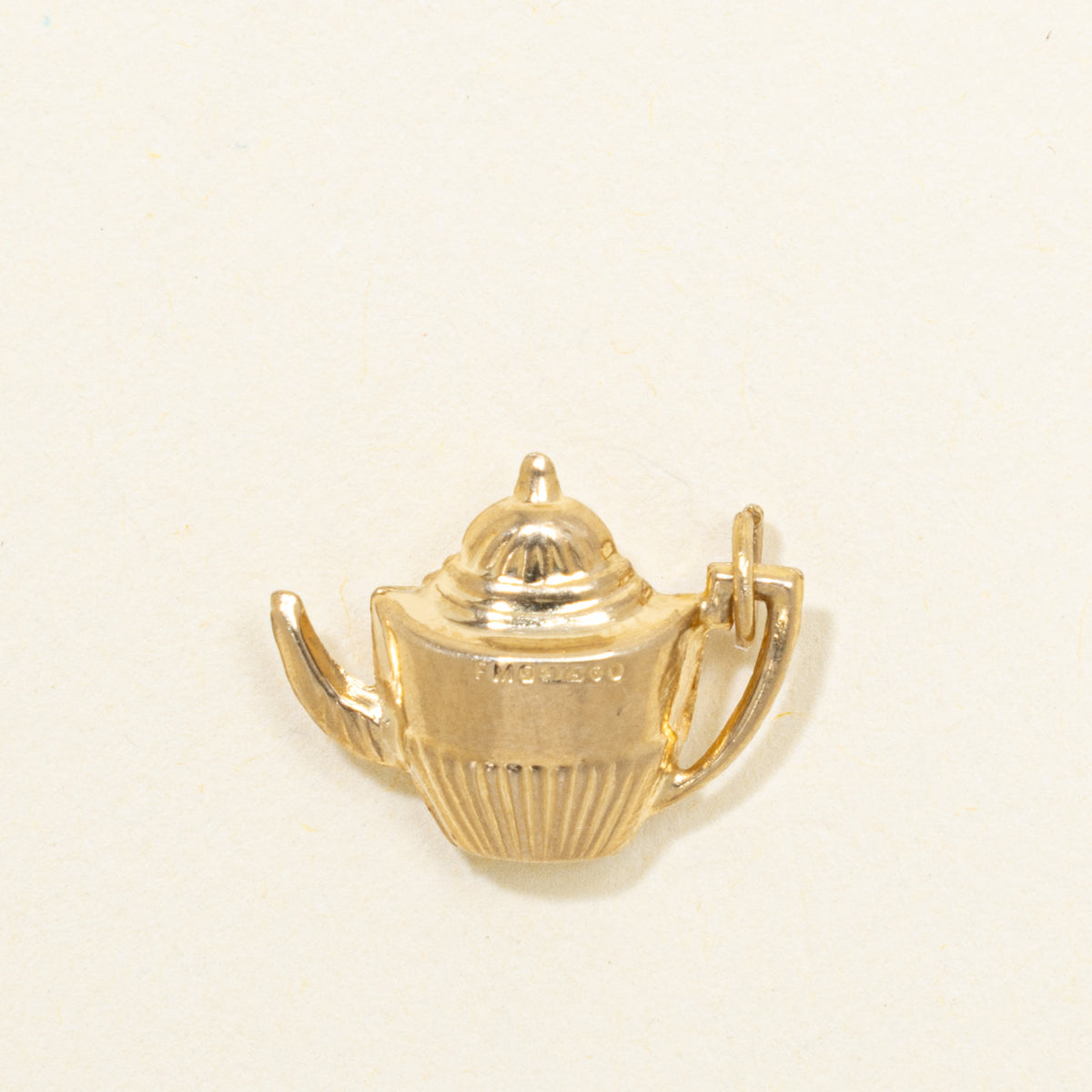 1971 London 9k Grooved Teapot Charm