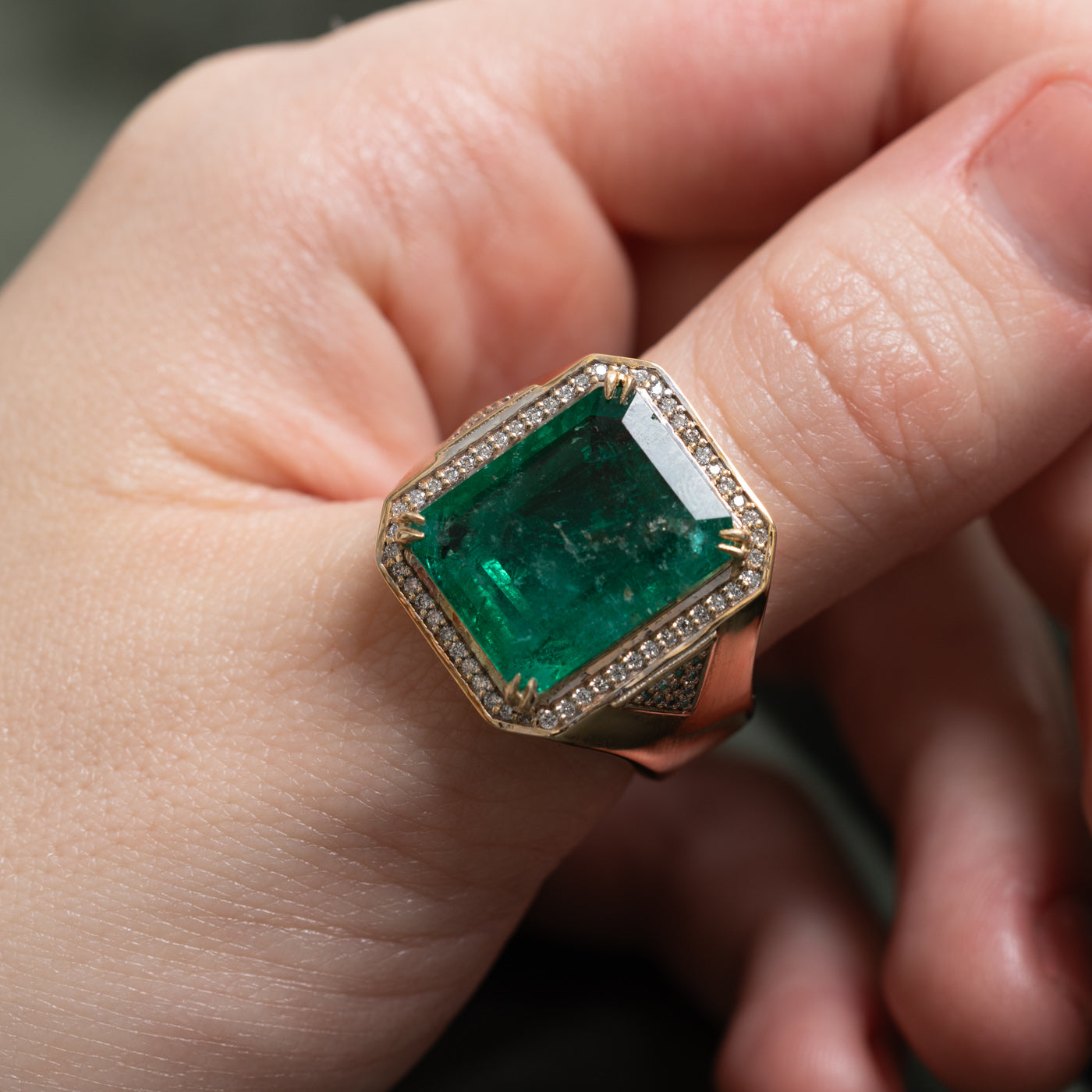 Bague en émeraude verte intense et diamants (9,28 ct + 0,21 ct au total) | Taille 10,5