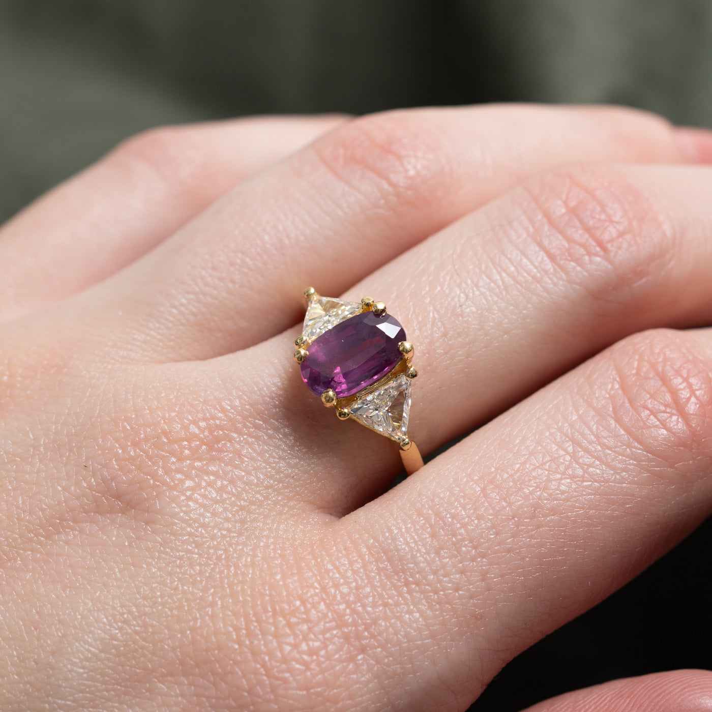 Bague en rubis rouge violacé du Cachemire non chauffé de 2,46 ct (GRS) et diamants | Poids total des diamants : 0,80 ct | Taille 6,5