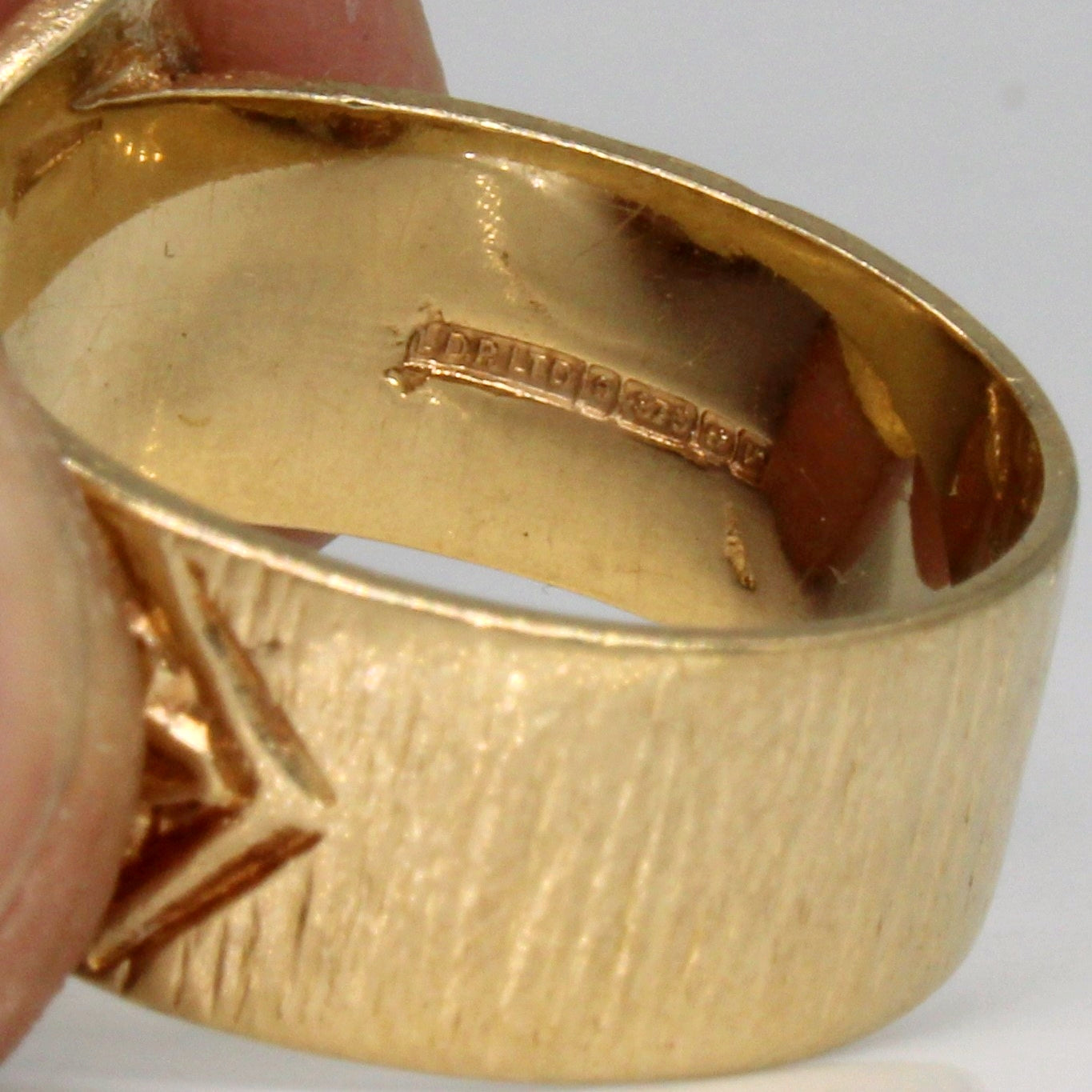 1970 9k Yellow Gold Buckle Ring | SZ 9 |