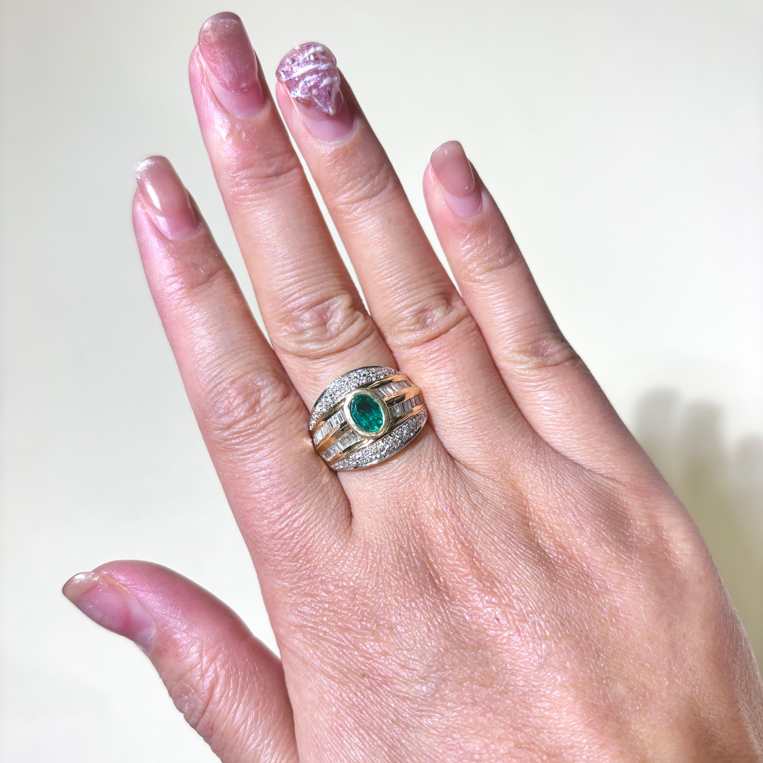 Bague cocktail en or jaune 14 carats, émeraude et diamants | 0,64 ct, 1,07 ct au total | Taille 7,75 