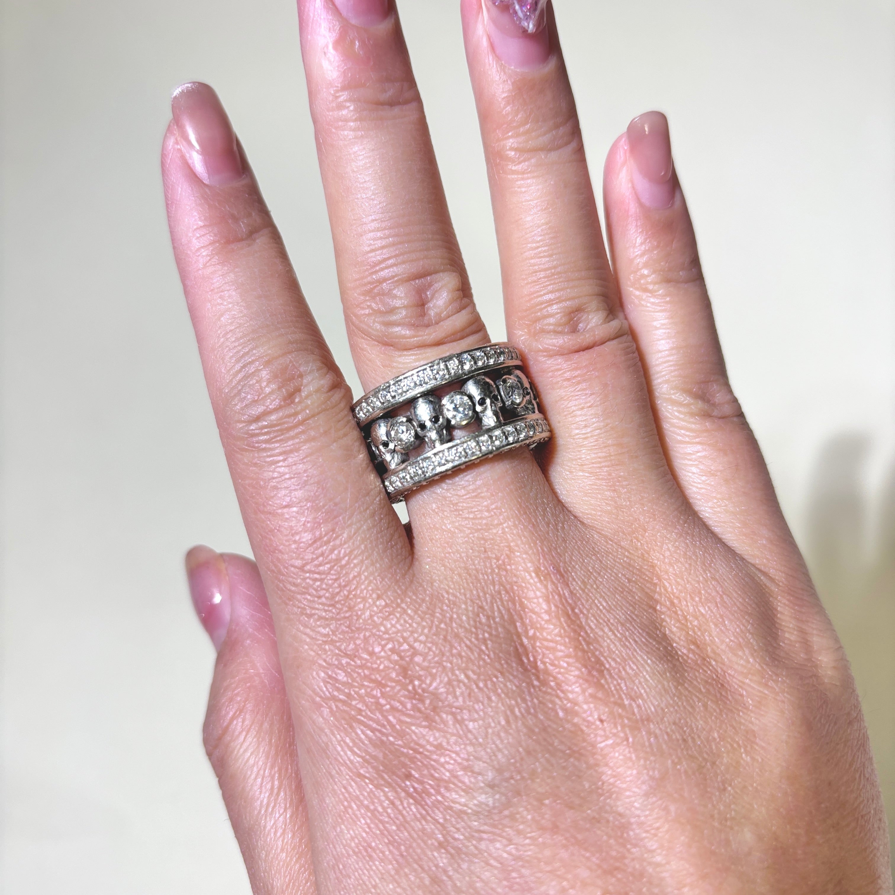 Bague en or blanc 14 carats sertie de diamants et de têtes de mort | 4,43 ct au total | Taille 9,75 