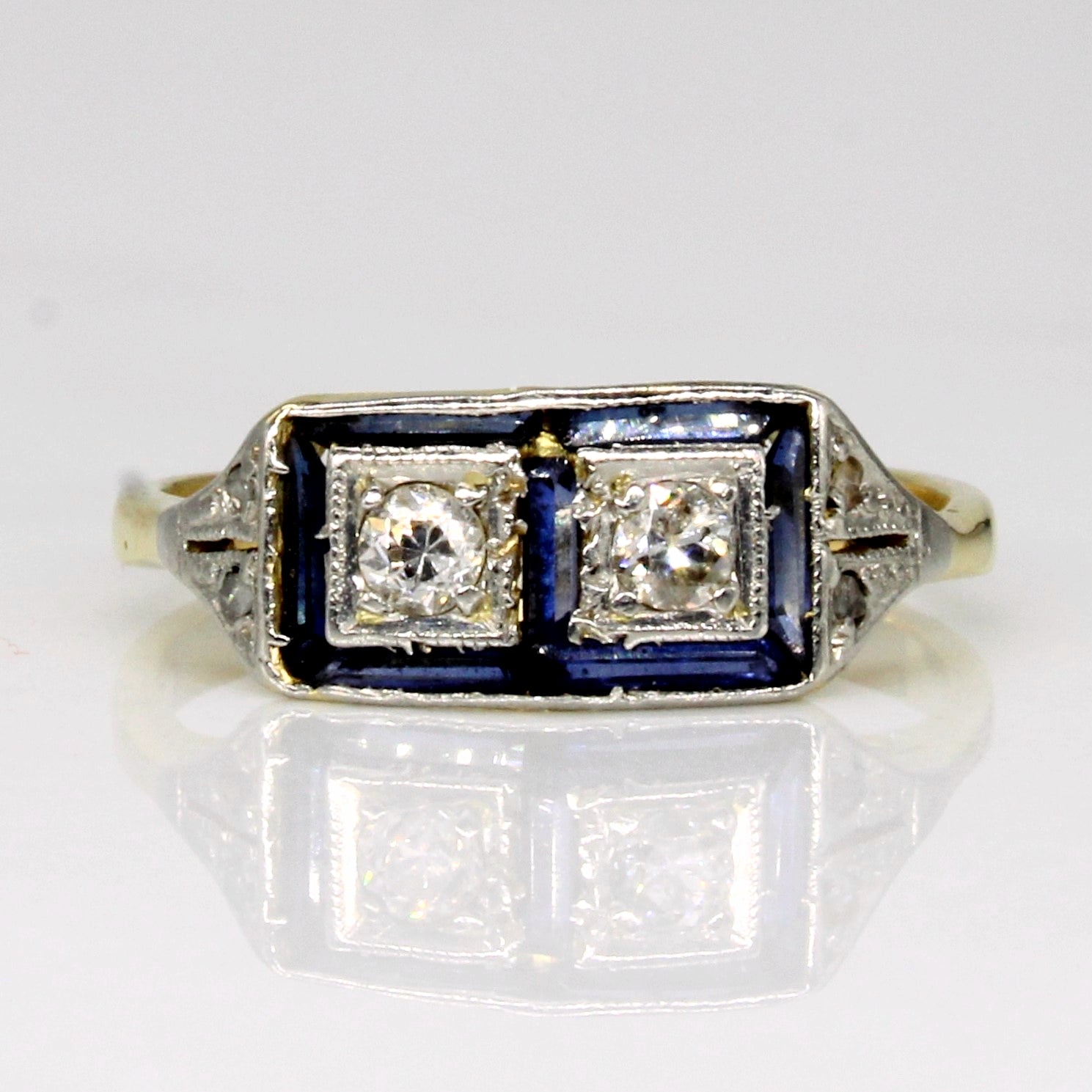 Bague en saphir synthétique et diamants des années 1930 | 0,24 ct, 0,12 ct | Taille 4 | 