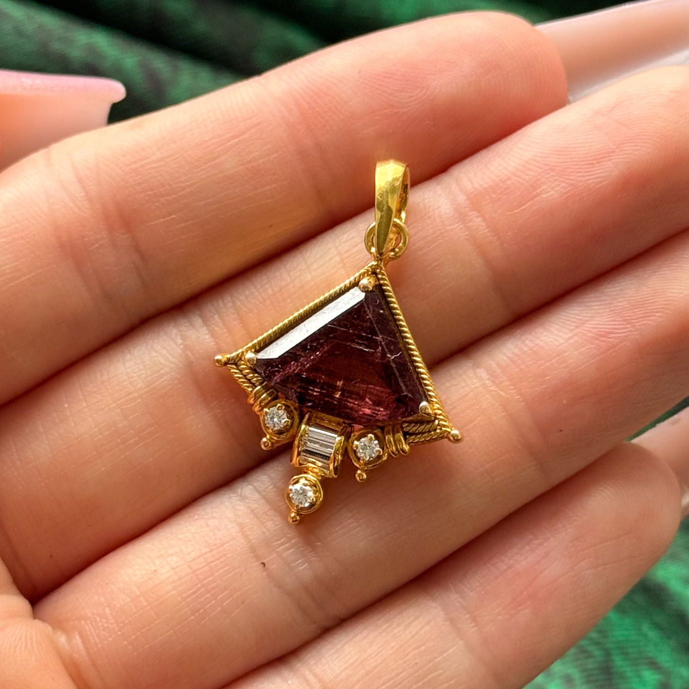 Pendentif tourmaline et diamants | 4,10 ct, 0,14 ct au total | 
