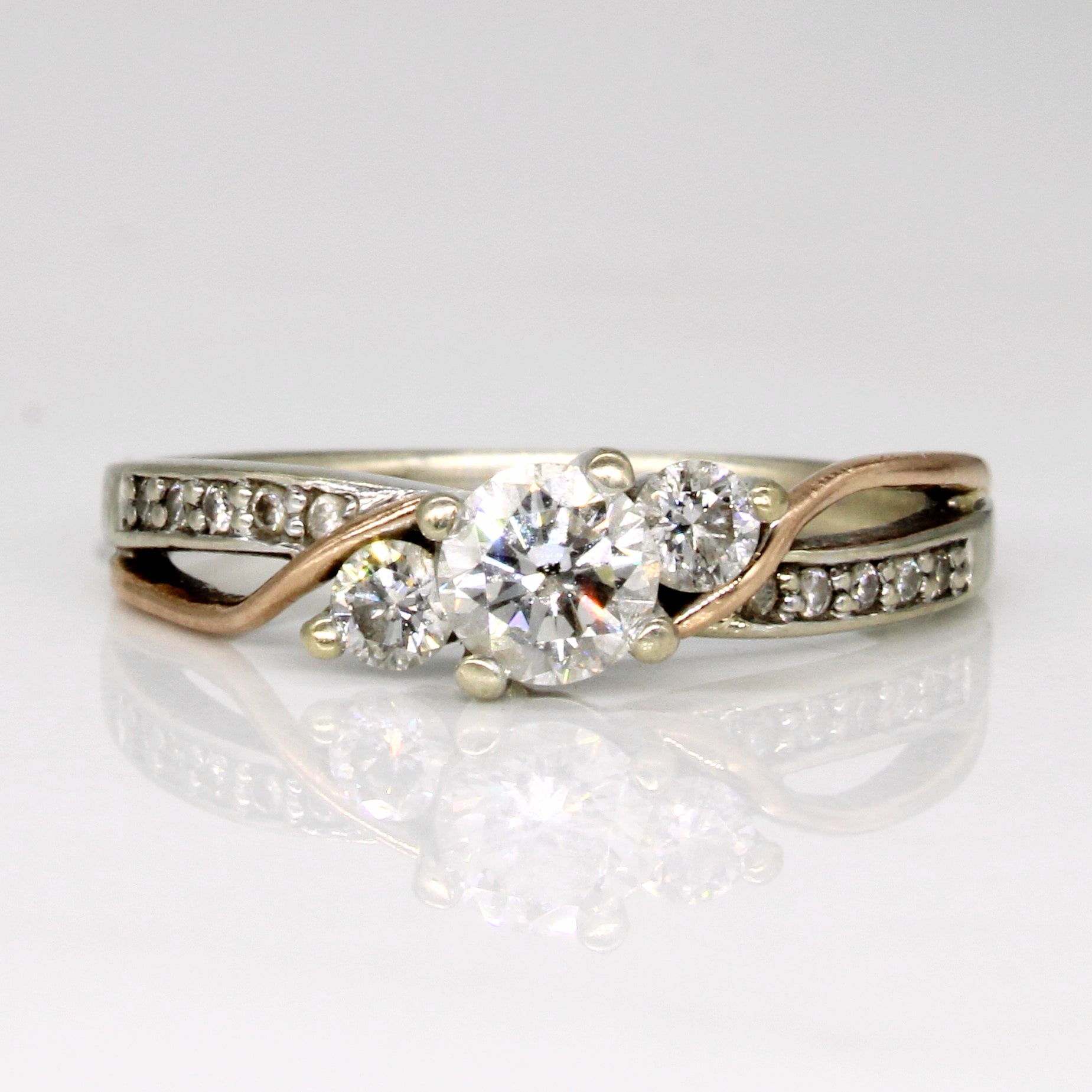 Bague trois pierres en or 14 carats avec diamants canadiens certifiés | 0,4 ct et 0,23 ct | Taille 6,25 