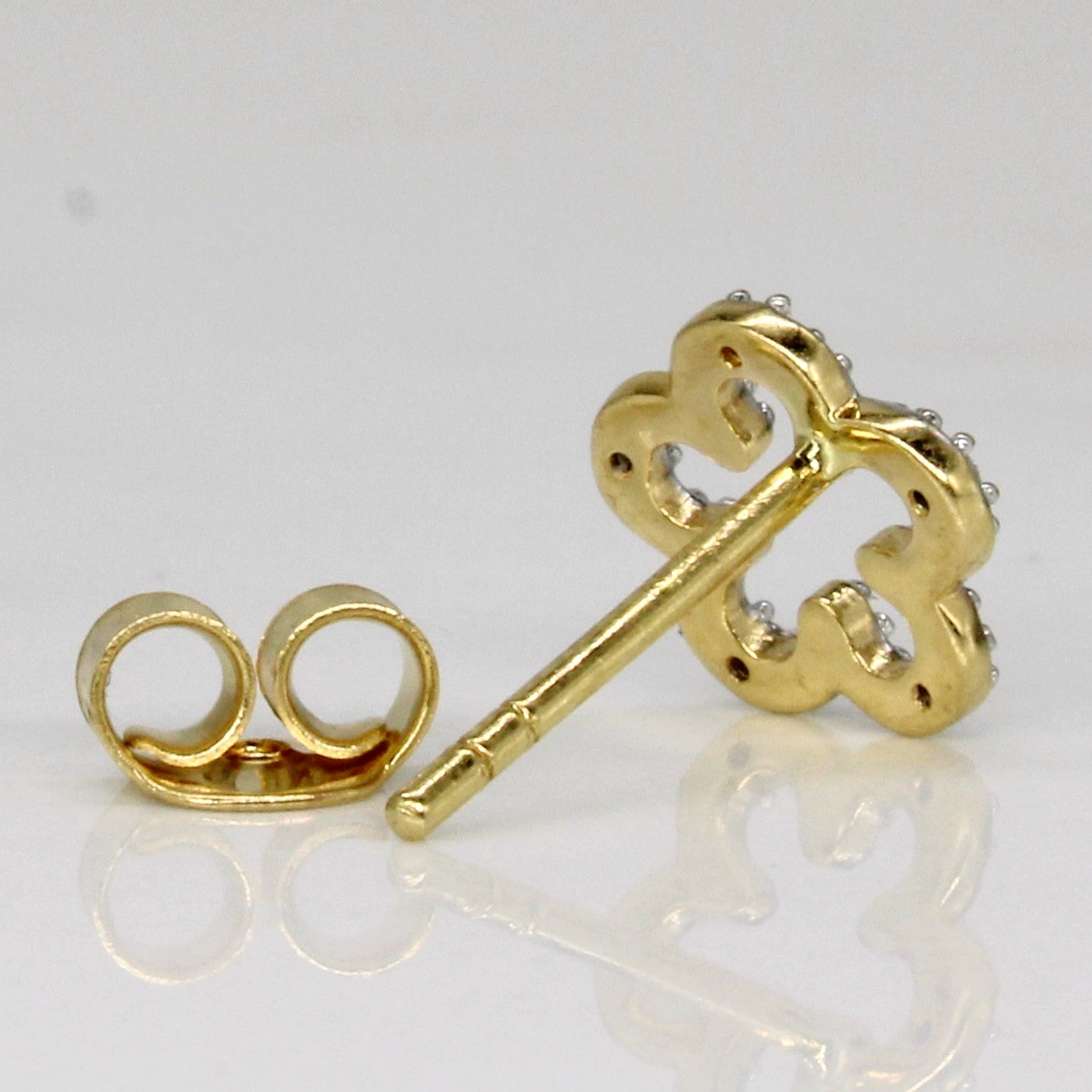 Boucles d'oreilles puces en or 18 carats et diamants en forme de fleur | 0,08 ct au total | 
