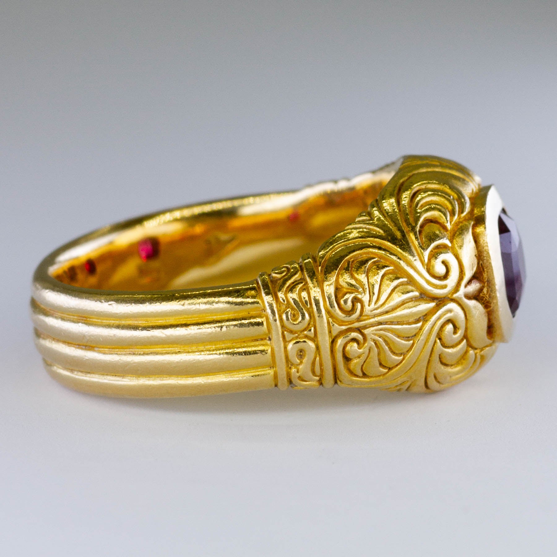 Bague ornée d'un rubis GIA taille coussin | 2,33 ct | Taille 12,5 | 