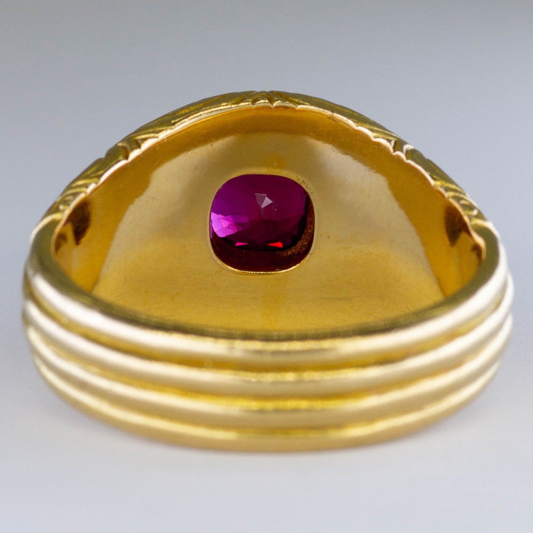 Bague ornée d'un rubis GIA taille coussin | 2,33 ct | Taille 12,5 | 