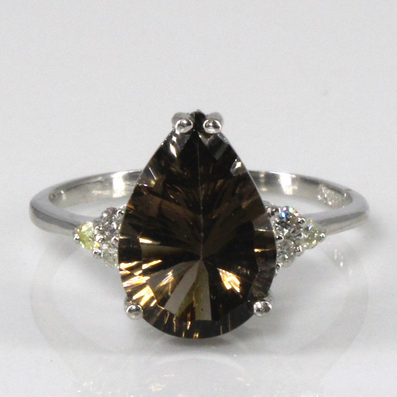 Bague en quartz et diamants | 3,00 ct | 0,09 ct au total | Taille 6,75 | 