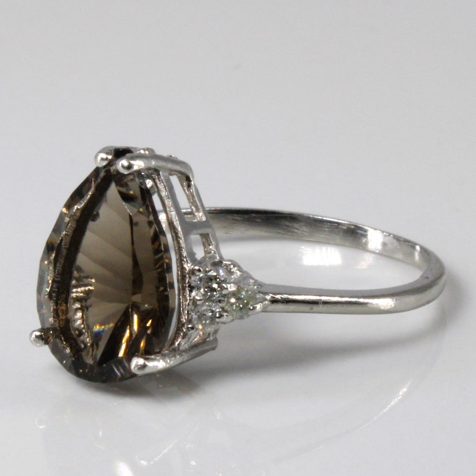 Bague en quartz et diamants | 3,00 ct | 0,09 ct au total | Taille 6,75 | 
