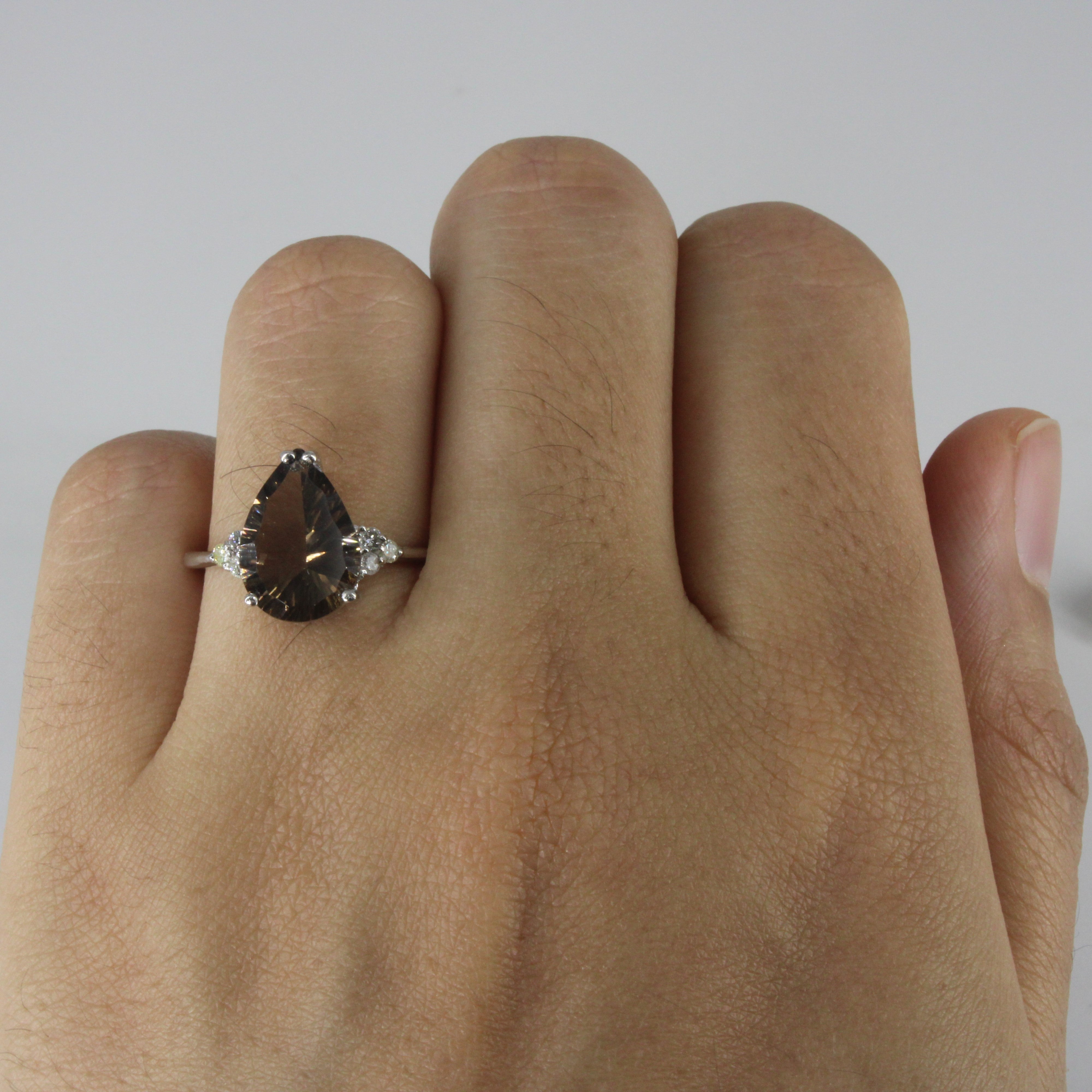 Bague en quartz et diamants | 3,00 ct | 0,09 ct au total | Taille 6,75 | 