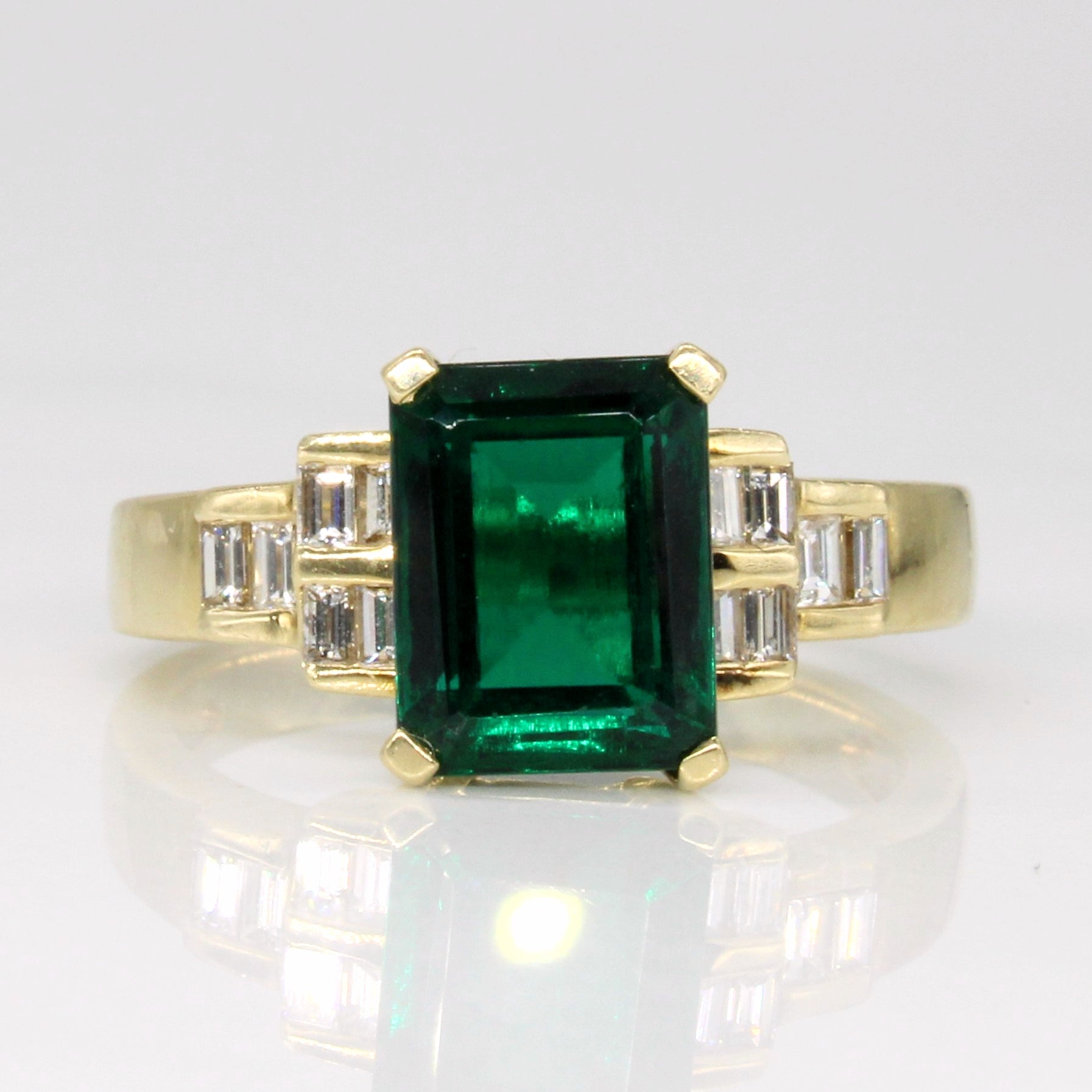 Bague en émeraude synthétique et diamants naturels | 2,25 ct, 0,36 ct au total | Taille 7 |