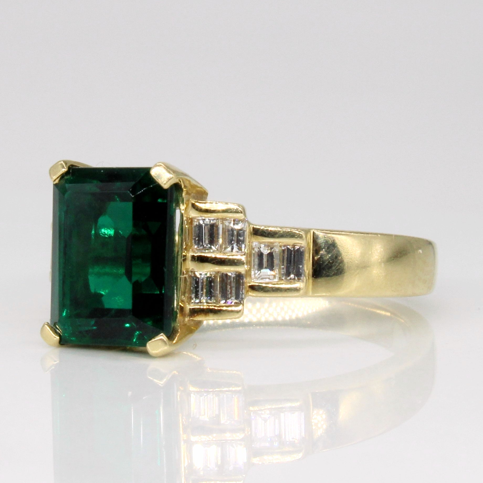 Bague en émeraude synthétique et diamants naturels | 2,25 ct, 0,36 ct au total | Taille 7 |