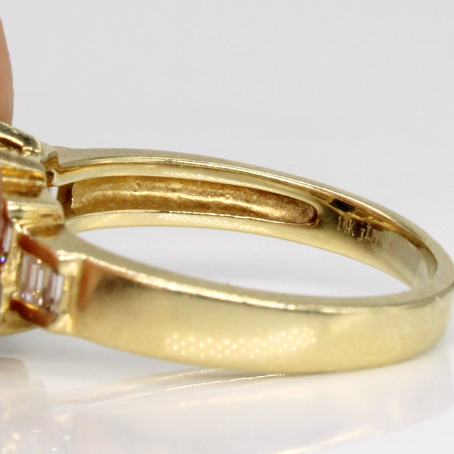 Bague en émeraude synthétique et diamants naturels | 2,25 ct, 0,36 ct au total | Taille 7 |