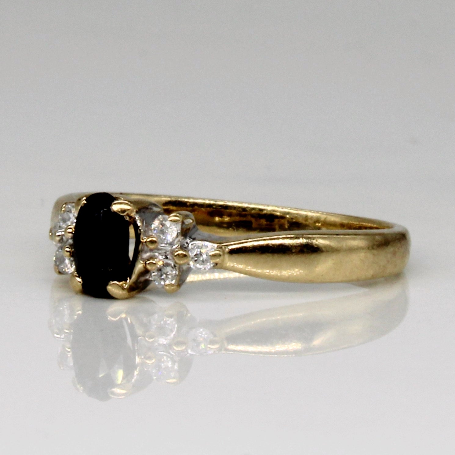 Bague saphir et diamants | 0,22 ct, 0,06 ct au total | Taille 5 | 
