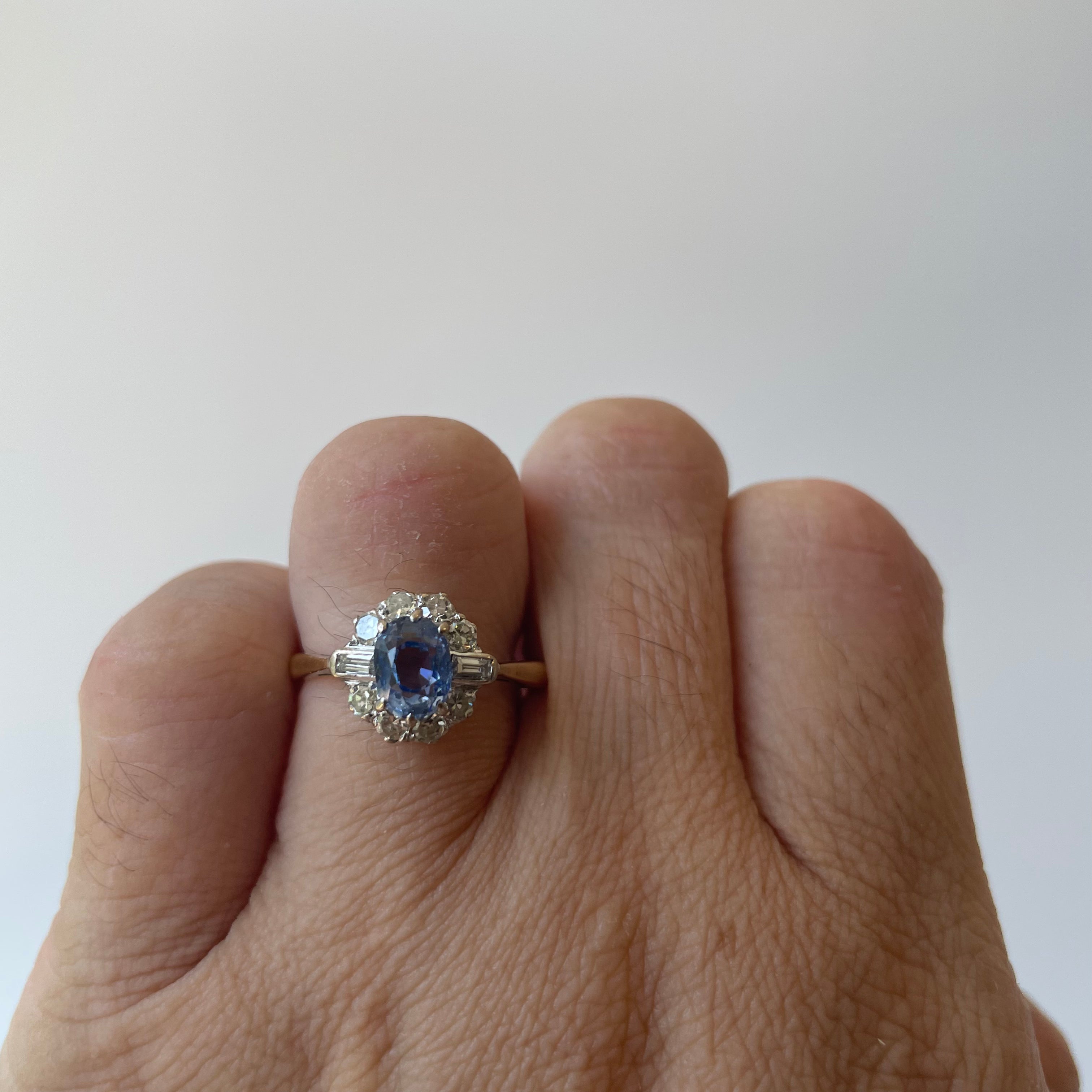 Bague halo saphir et diamants poinçonnée à Londres en 1966 | 1,10 ct, 0,50 ct au total | Taille 6,75 | 