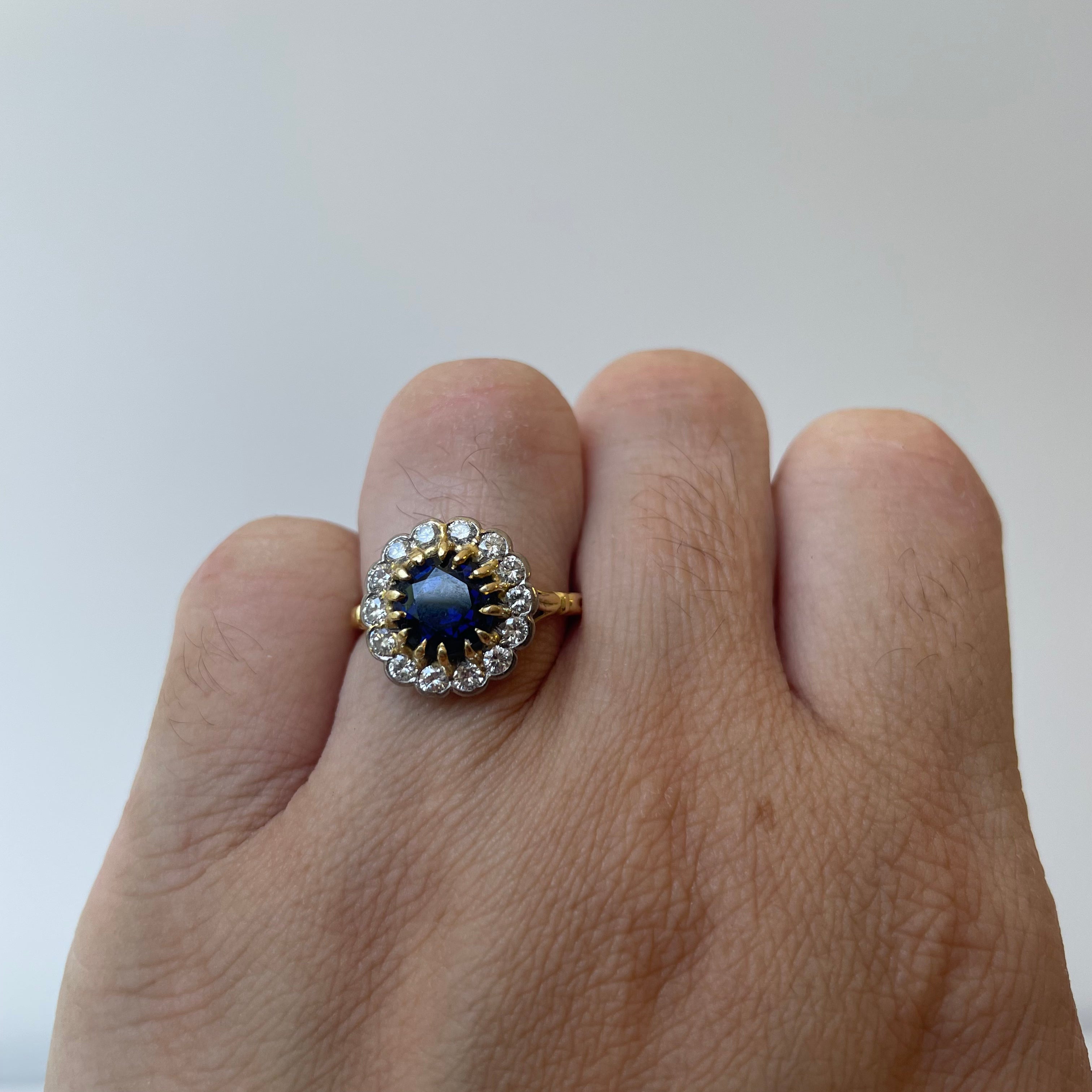 Bague halo saphir et diamants poinçonnée à Londres en 1983 | 1,90 ct, 0,58 ct au total | Taille 6 | 