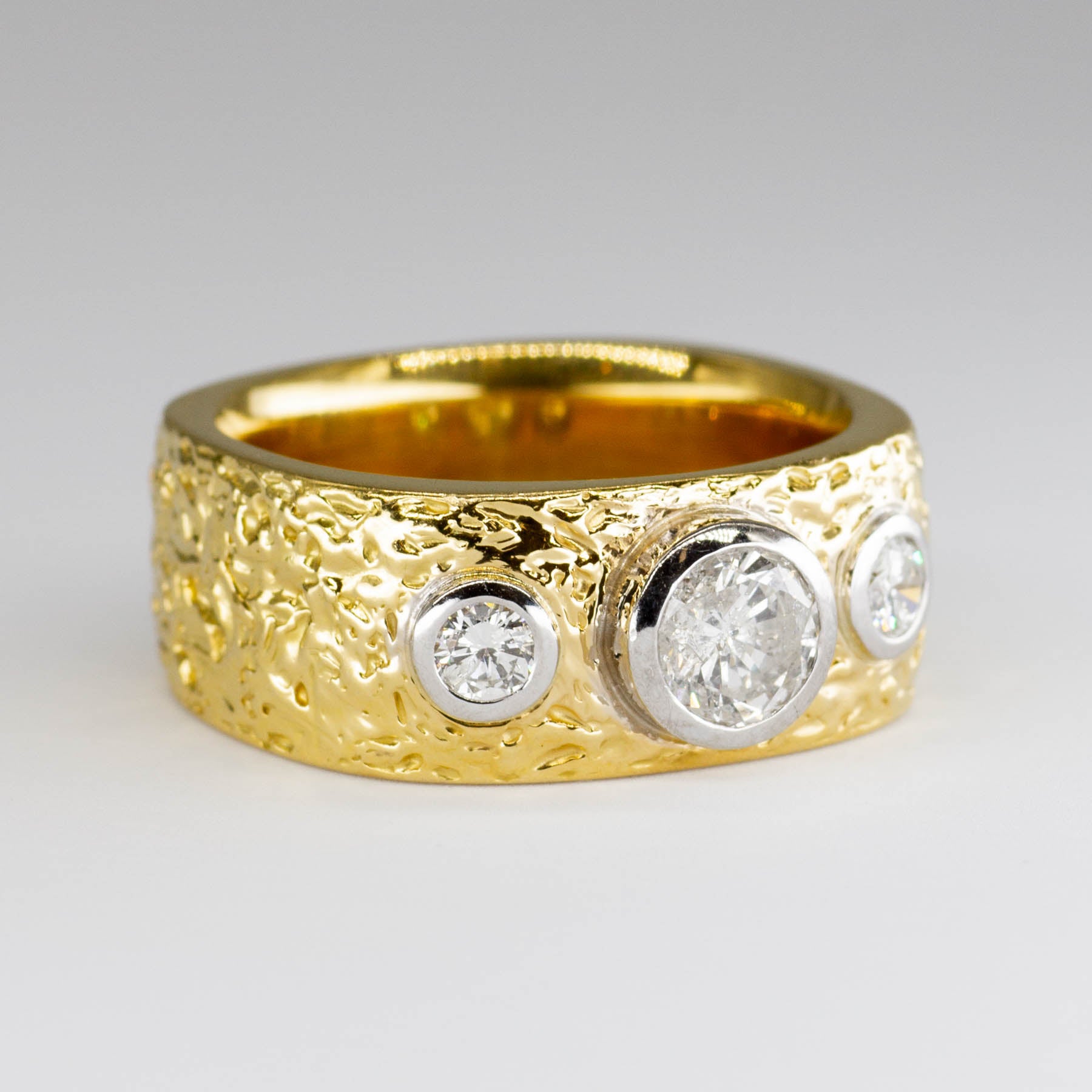 Bague large à trois diamants sertis clos | 1,43 ct au total | Taille 9,75 | 
