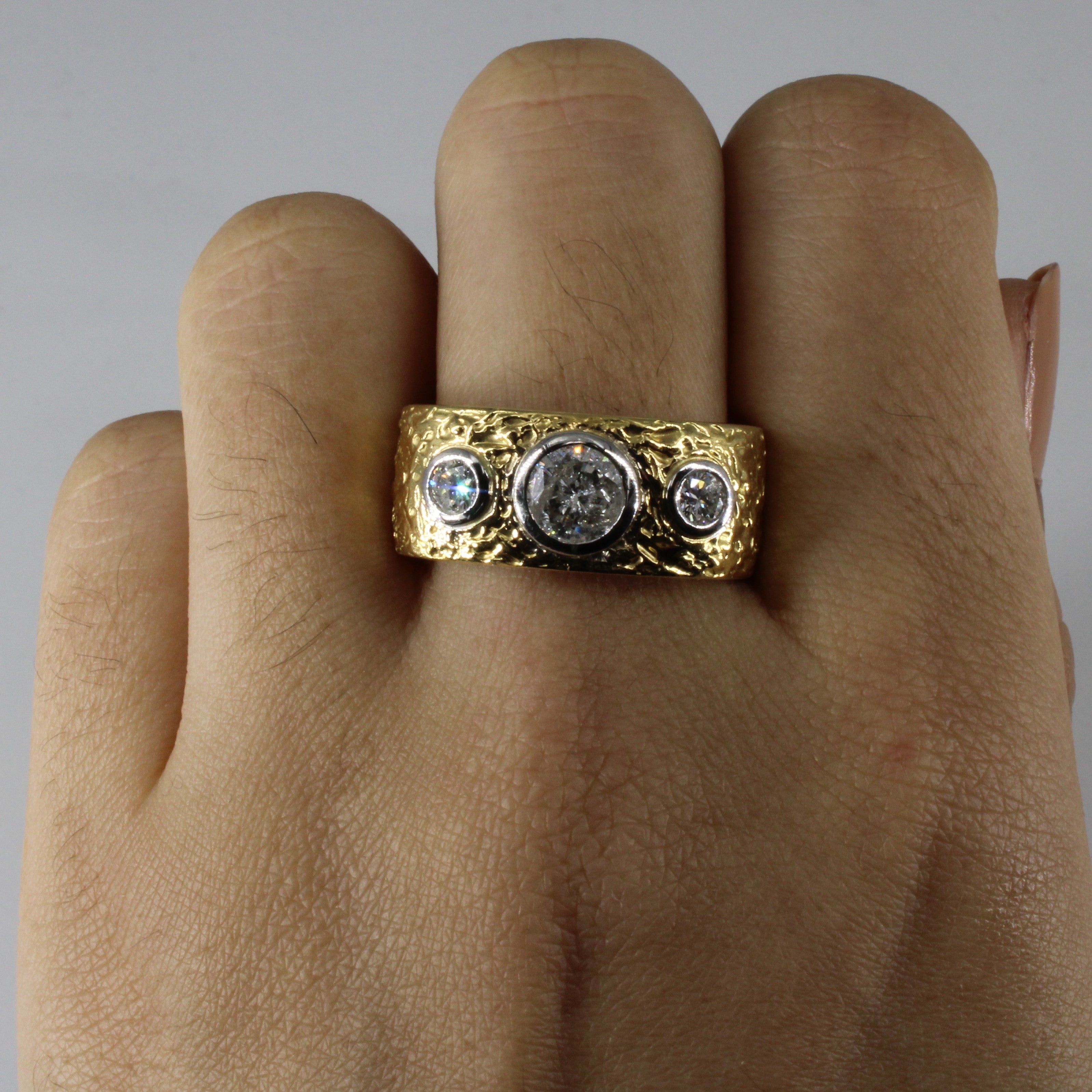 Bague large à trois diamants sertis clos | 1,43 ct au total | Taille 9,75 | 