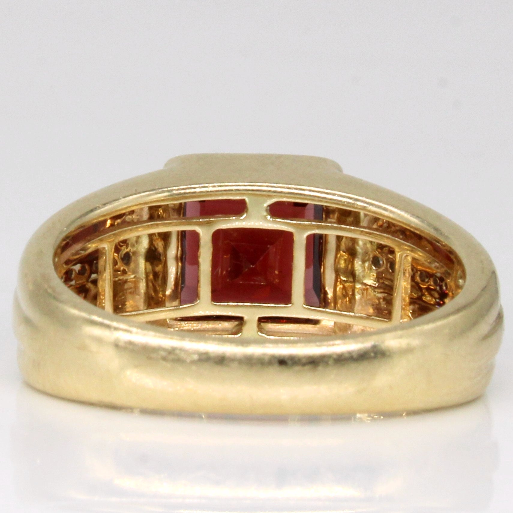 Garnet & Diamond Cocktail Ring | 3.00ct, 0.06ctw | SZ 10 |