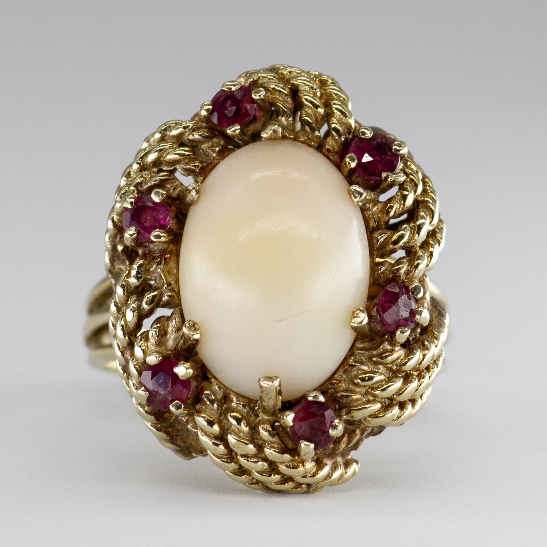 Bague cocktail en or 14 carats avec cabochon de corail et rubis | 4,2 ct au total, 0,6 ct au total | Taille 7 