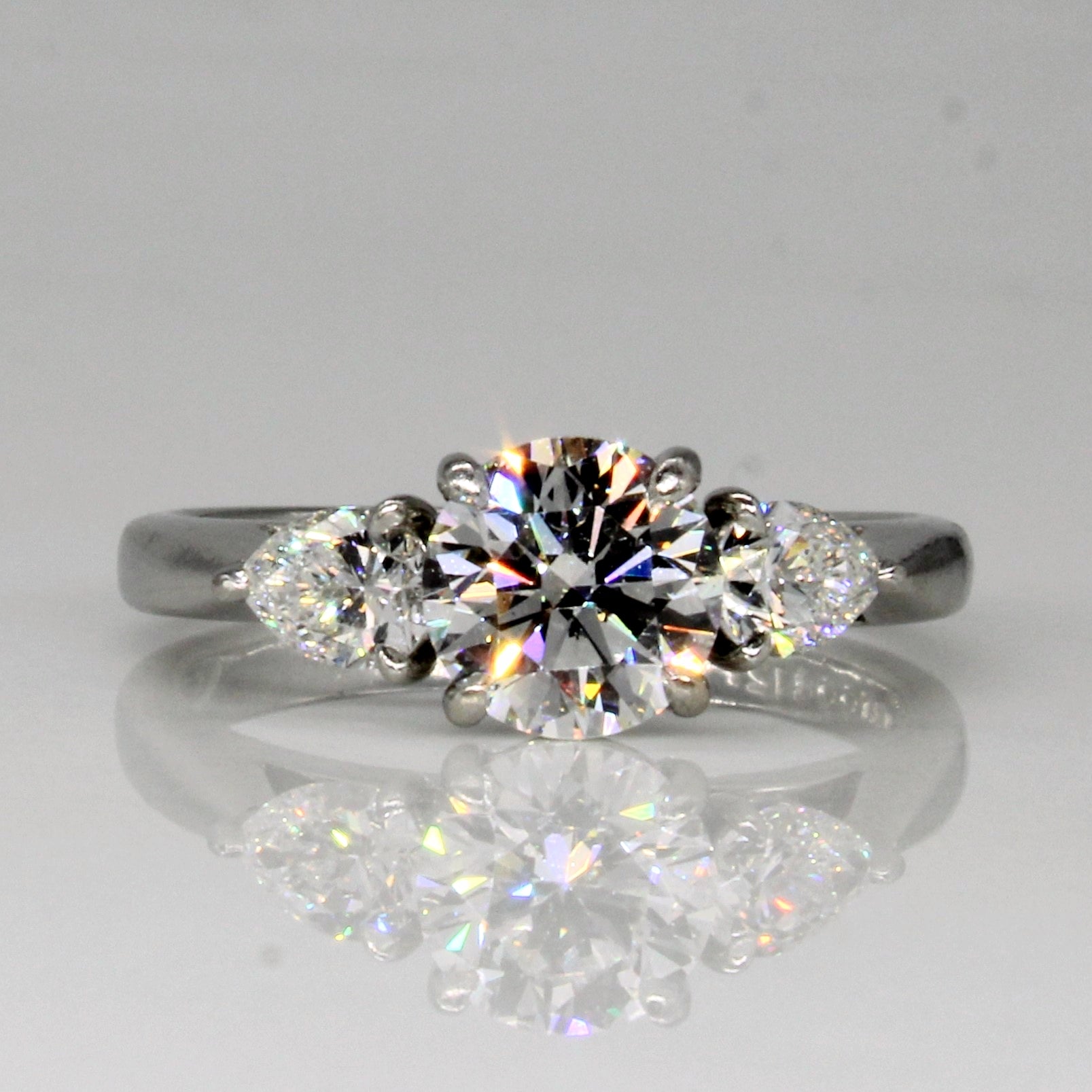 Bague trois diamants certifiée GIA avec pierres latérales taille poire | 1,74 ct au total, pureté SI1, couleur F | Taille 5,75 | 