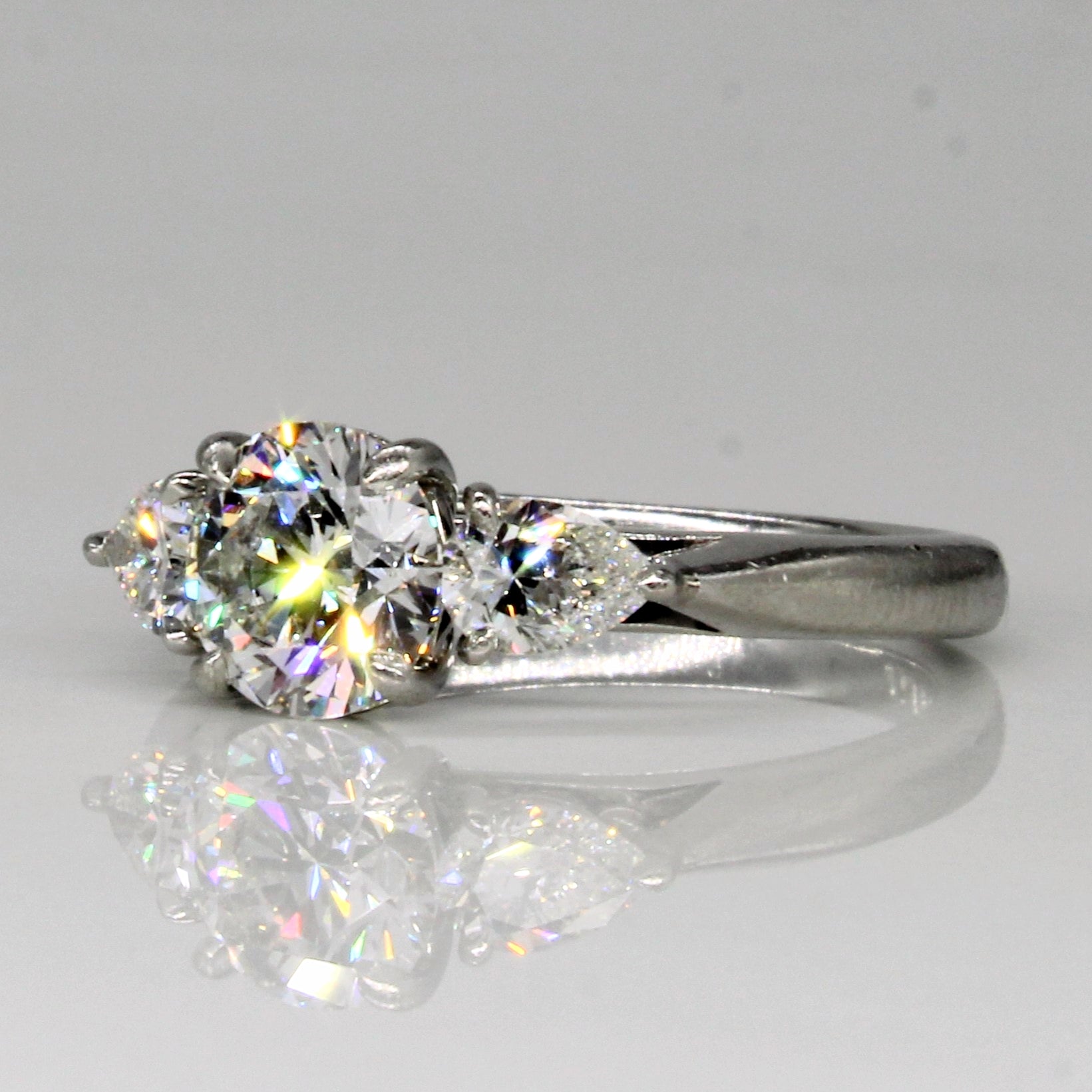 Bague trois diamants certifiée GIA avec pierres latérales taille poire | 1,74 ct au total, pureté SI1, couleur F | Taille 5,75 | 