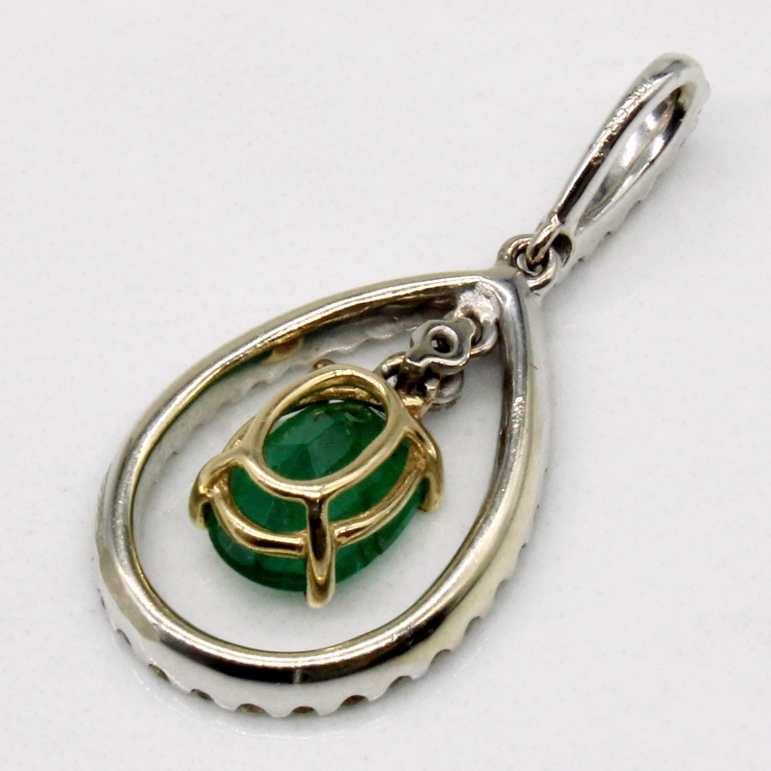 Pendentif émeraude et diamants | 0,55 ct, 0,21 ct au total | 