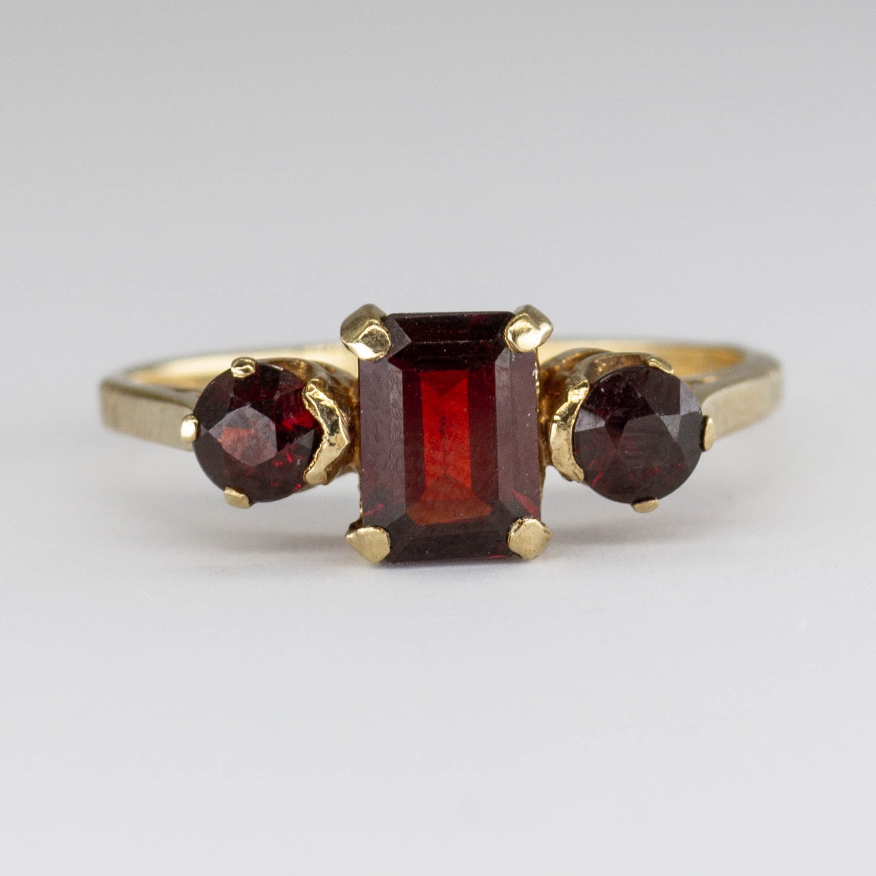 Vintage Garnet Three Stone 9K Gold Ring | 1.5 ctw | SZ 7.75 |