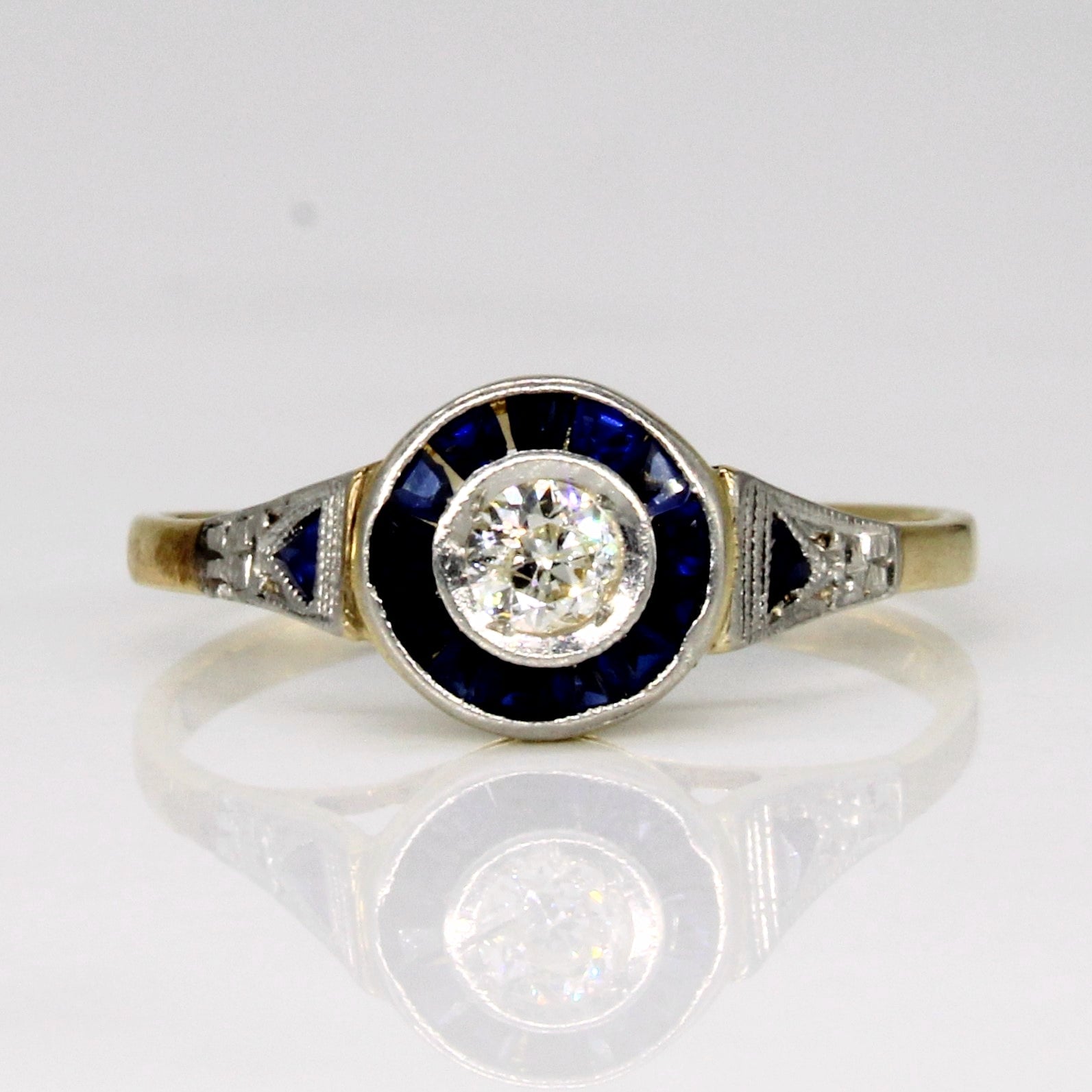 Bague ancienne européenne du début du XXe siècle en diamant et saphir synthétique | 0,25 ct, 0,12 ct | Taille 5,25 | 