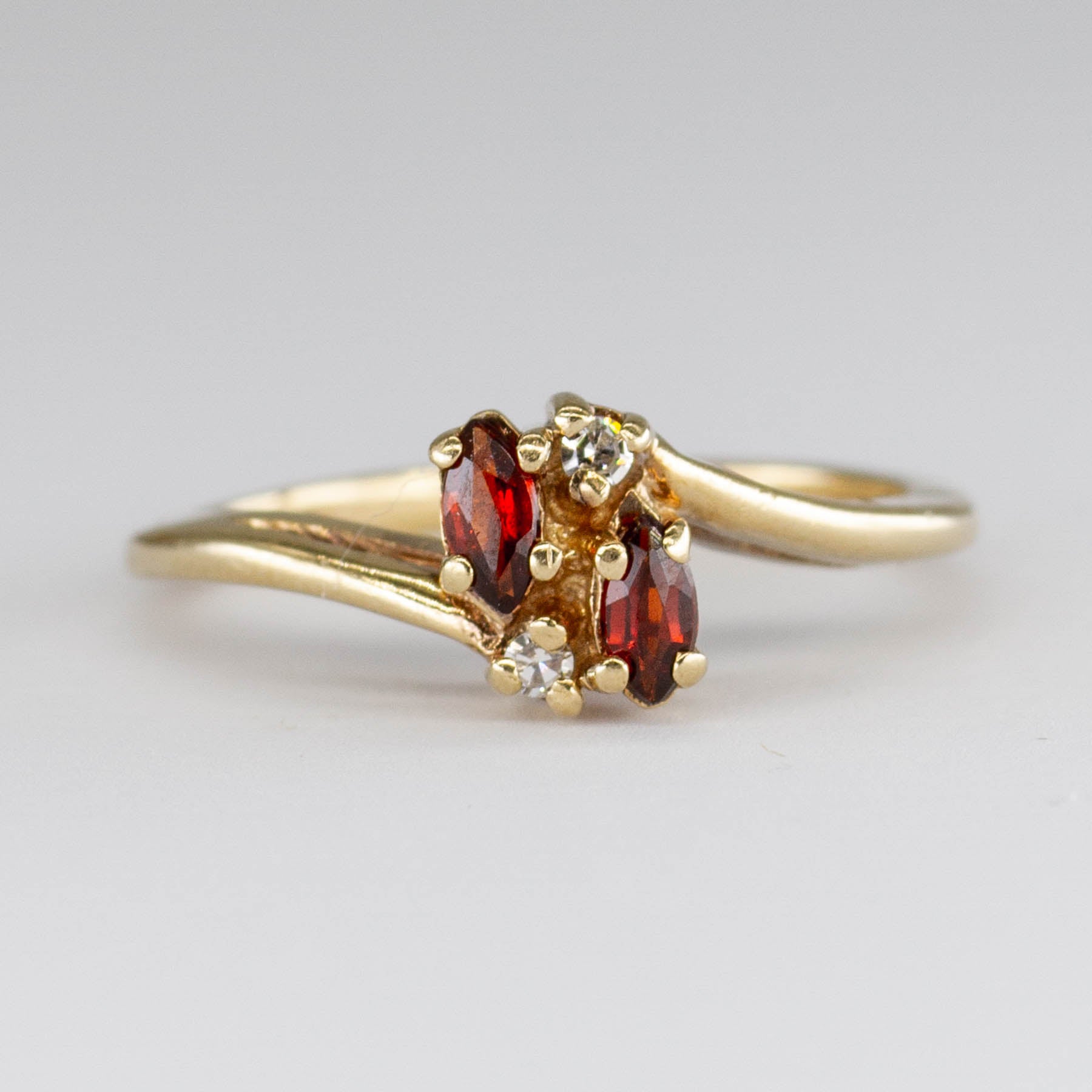 Bague en or 10 carats sertie de grenats et de diamants | 0,14 ct au total, 0,02 ct au total | Taille 4 | 