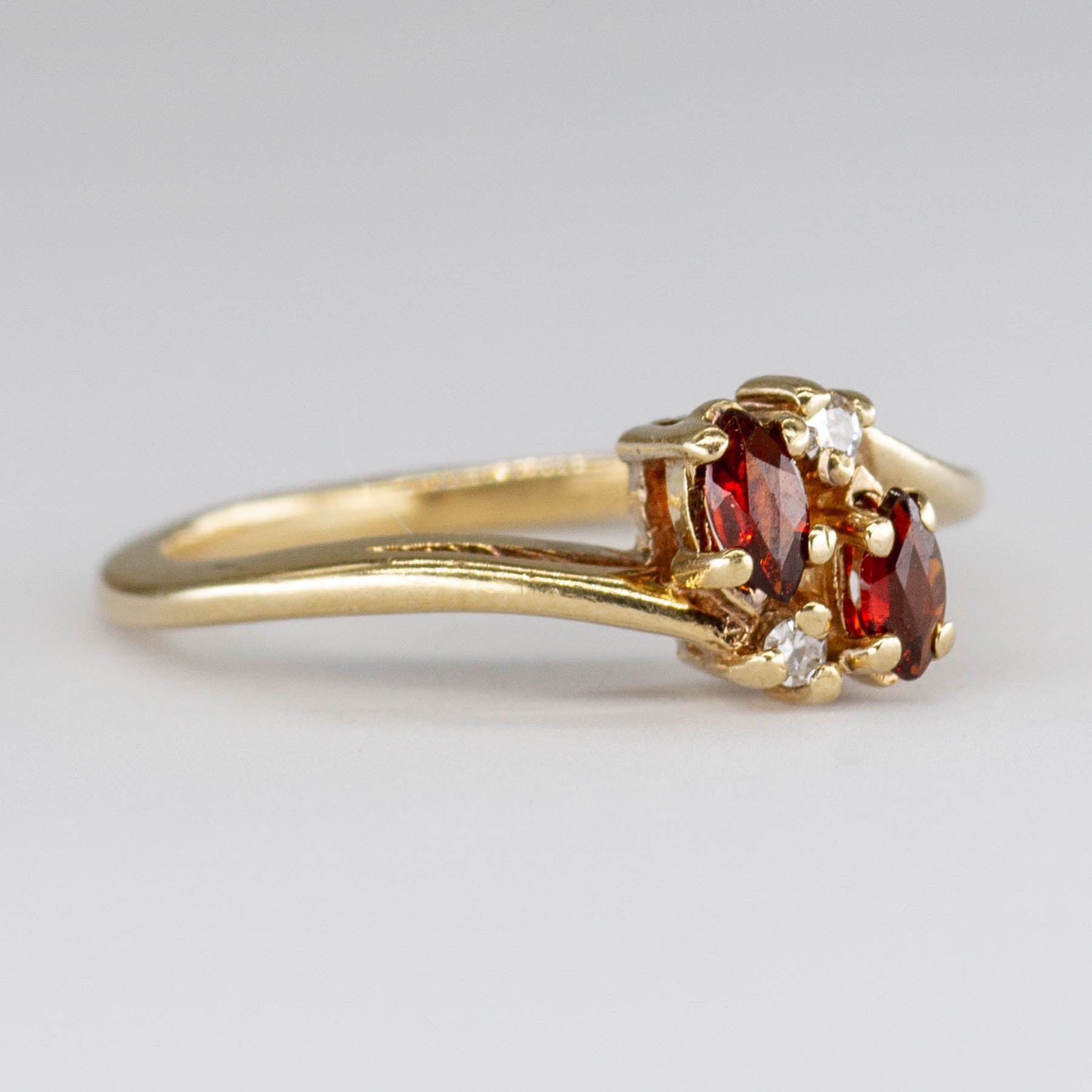 Bague en or 10 carats sertie de grenats et de diamants | 0,14 ct au total, 0,02 ct au total | Taille 4 | 