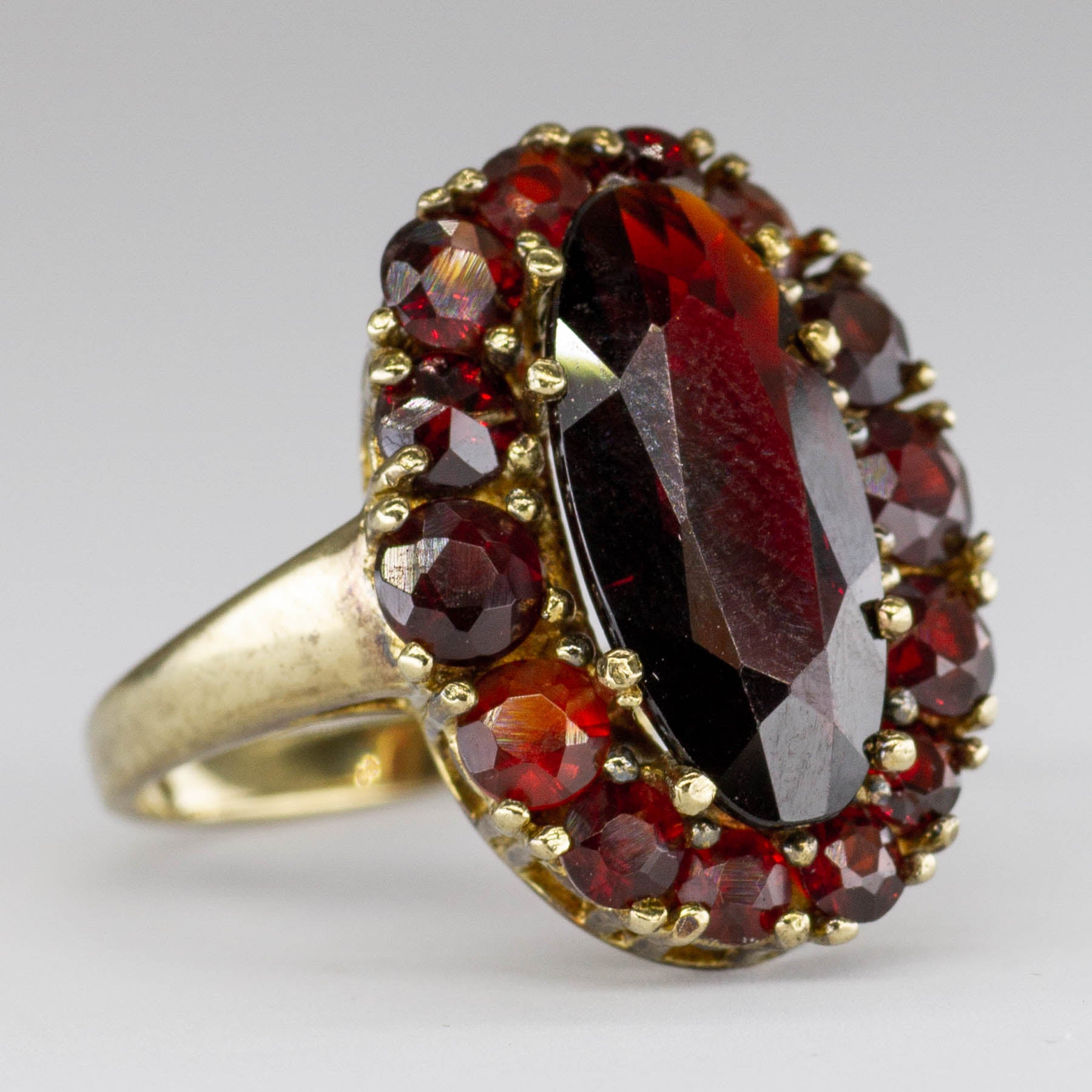 Bague vintage en or 8 carats sertie d'un grappe de grenats ovales | 5,8 ct | Taille 6,5 | 