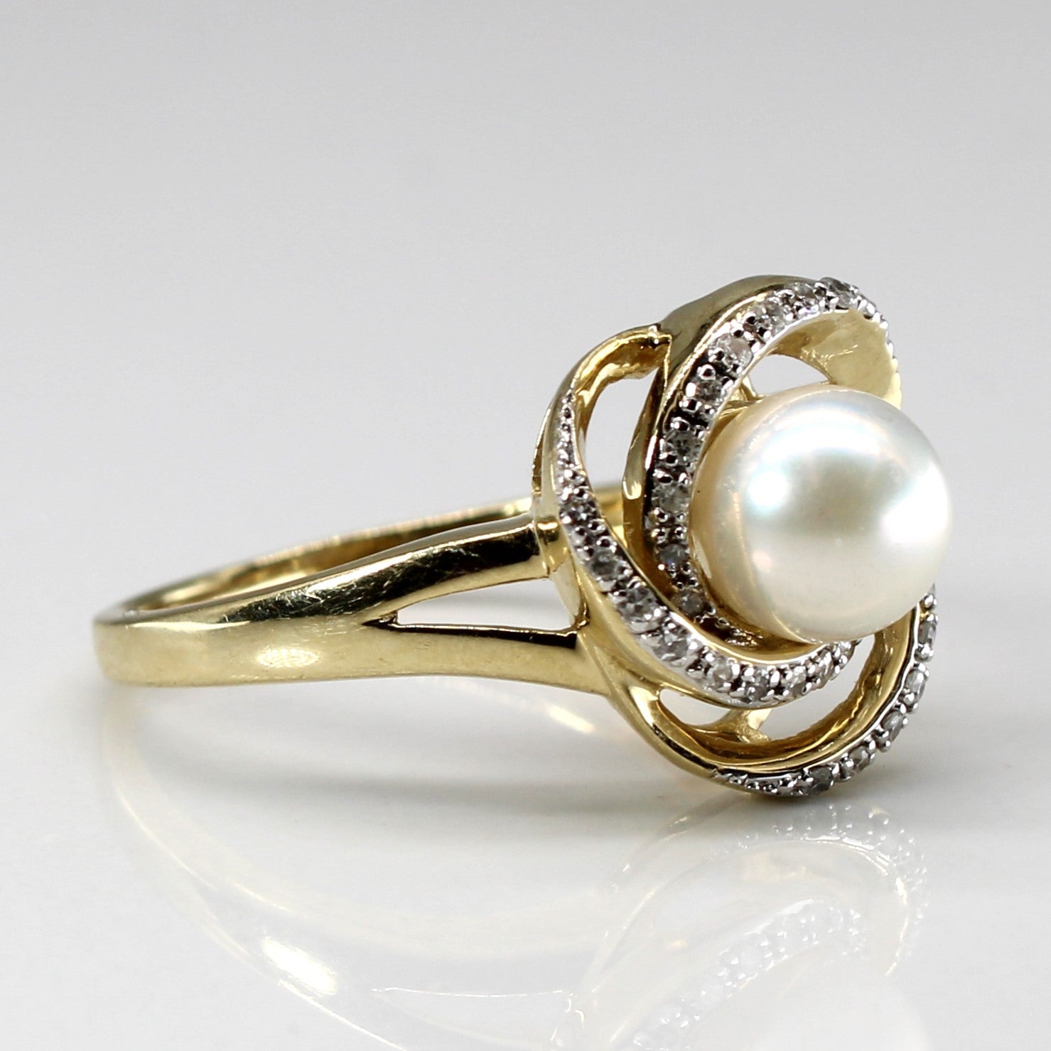 Interlocking Pearl & Diamond Ring | 0.08ctw | SZ 7 |